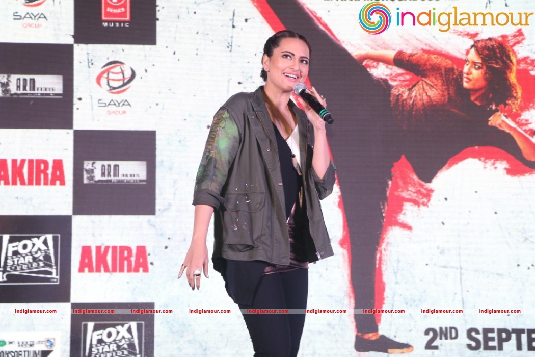 Sonakshi Sinha Singing LIVE Rajj Rajj Ke From AKIRA Event hd photo