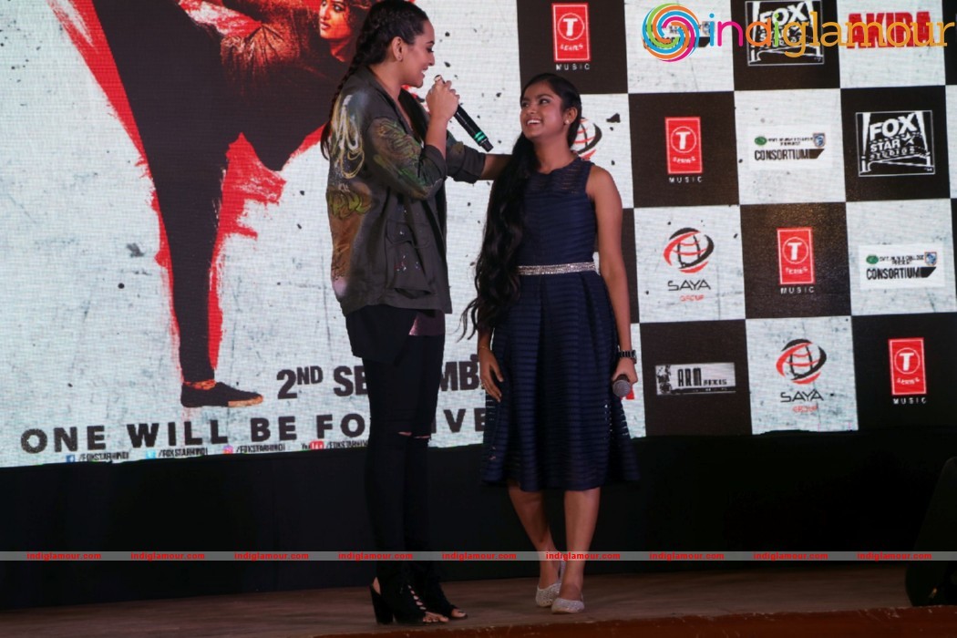 Sonakshi Sinha Singing LIVE Rajj Rajj Ke From AKIRA Event hd photo