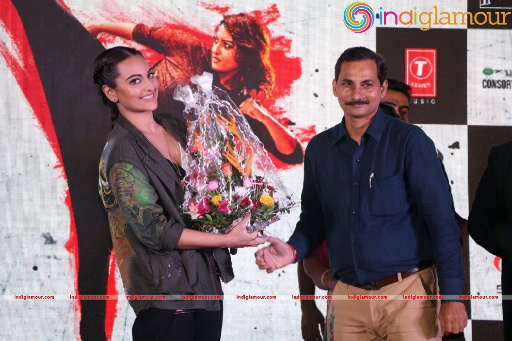 Sonakshi Sinha Singing LIVE Rajj Rajj Ke From AKIRA Event hd photo