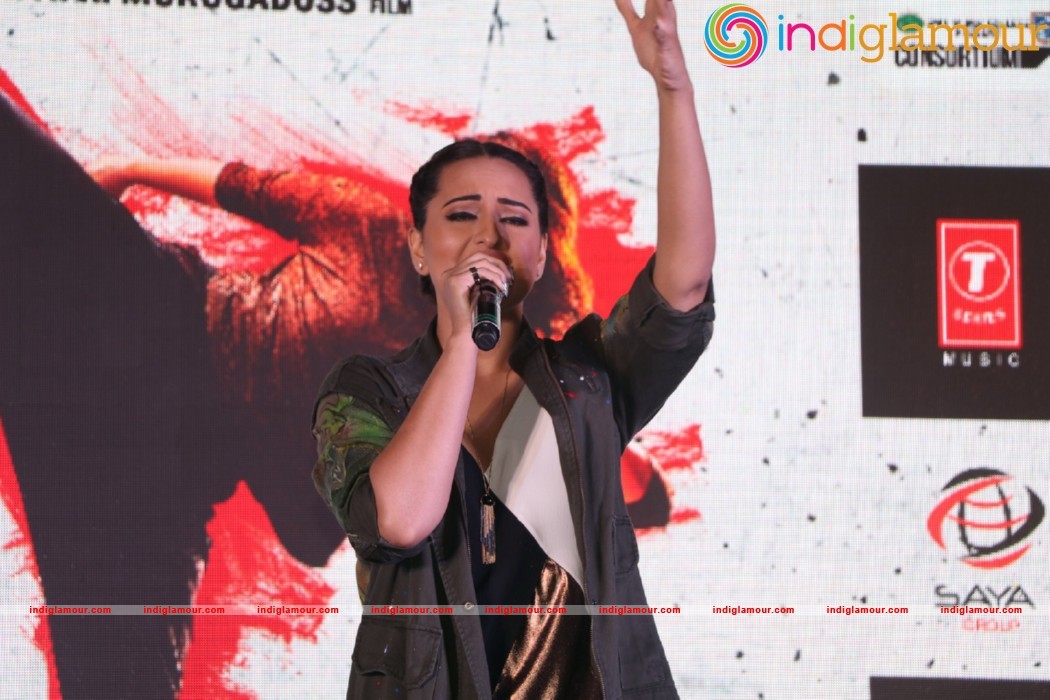 Sonakshi Sinha Singing LIVE Rajj Rajj Ke From AKIRA Event hd photo