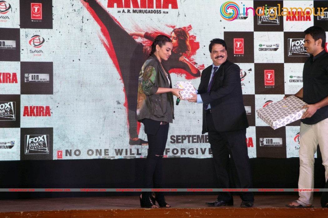 Sonakshi Sinha Singing LIVE Rajj Rajj Ke From AKIRA Event hd photo