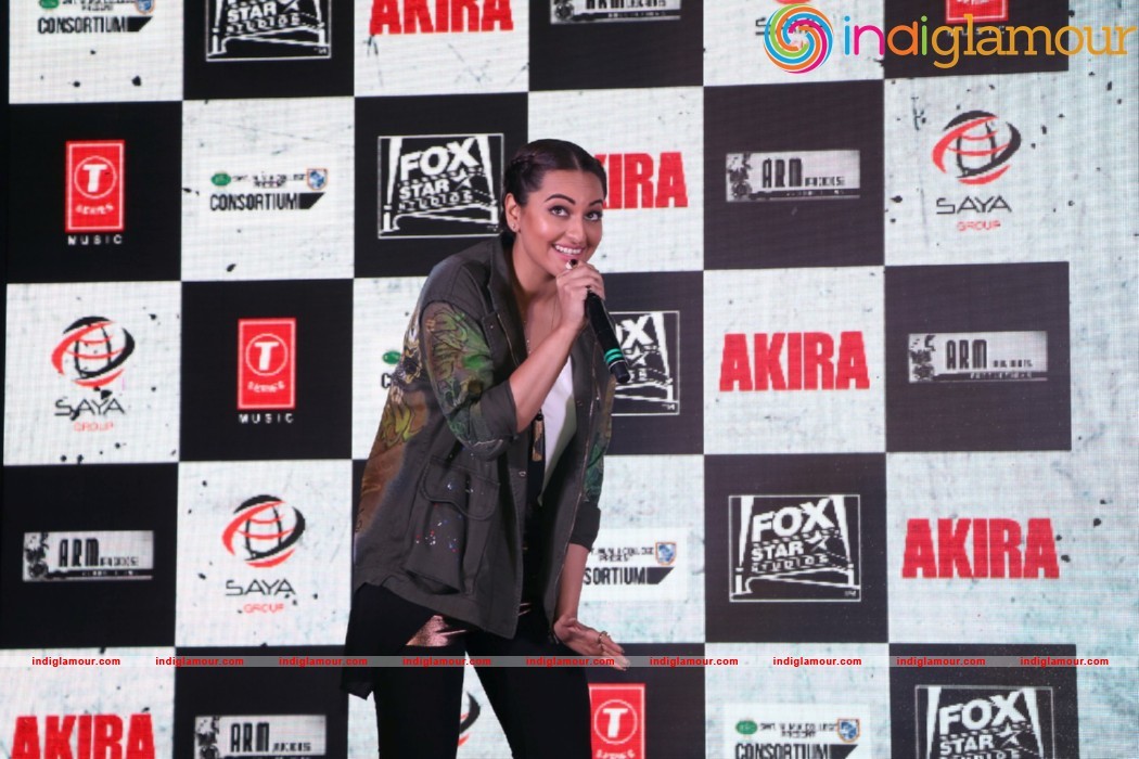 Sonakshi Sinha Singing LIVE Rajj Rajj Ke From AKIRA Event hd photo