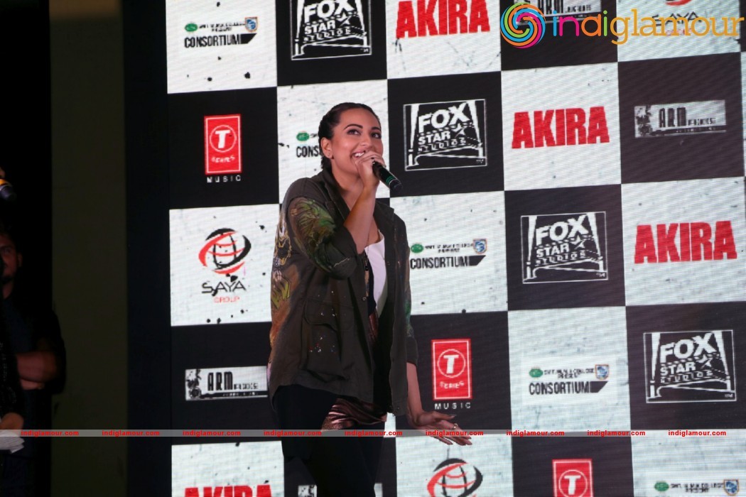 Sonakshi Sinha Singing LIVE Rajj Rajj Ke From AKIRA Event hd photo