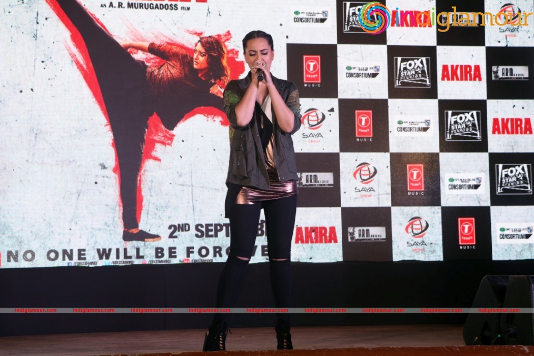 Sonakshi Sinha Singing LIVE Rajj Rajj Ke From AKIRA Event hd photo