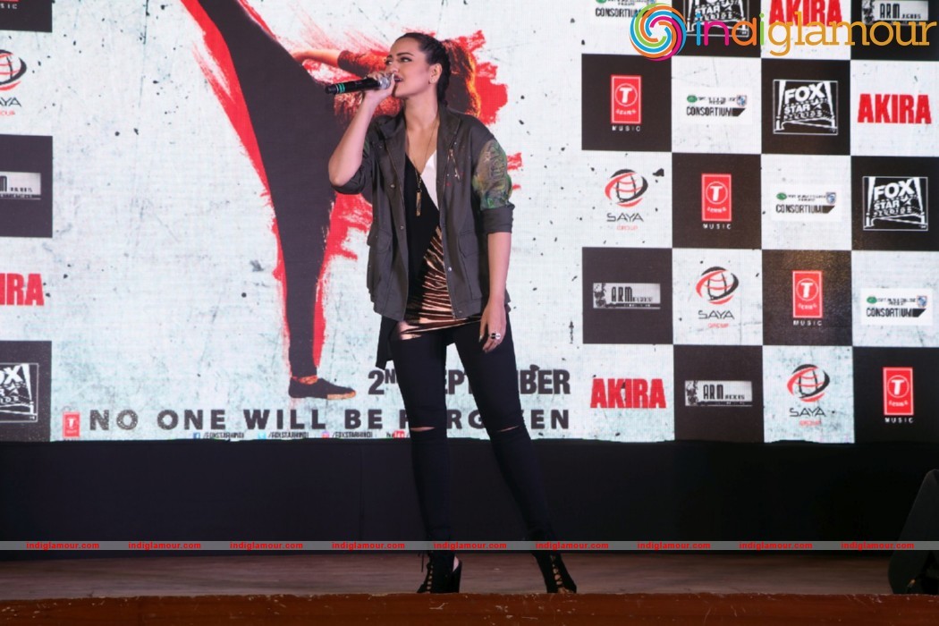 Sonakshi Sinha Singing LIVE Rajj Rajj Ke From AKIRA Event hd photo