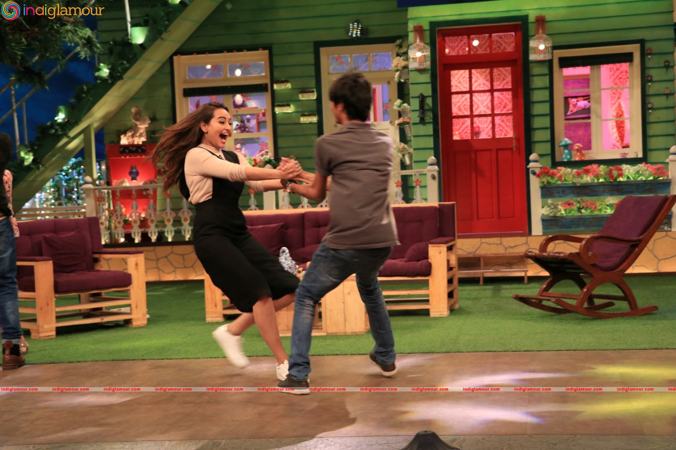 Sonakshi Sinha Promotes Film Akira At The Kapil Sharma Show Event hd photo