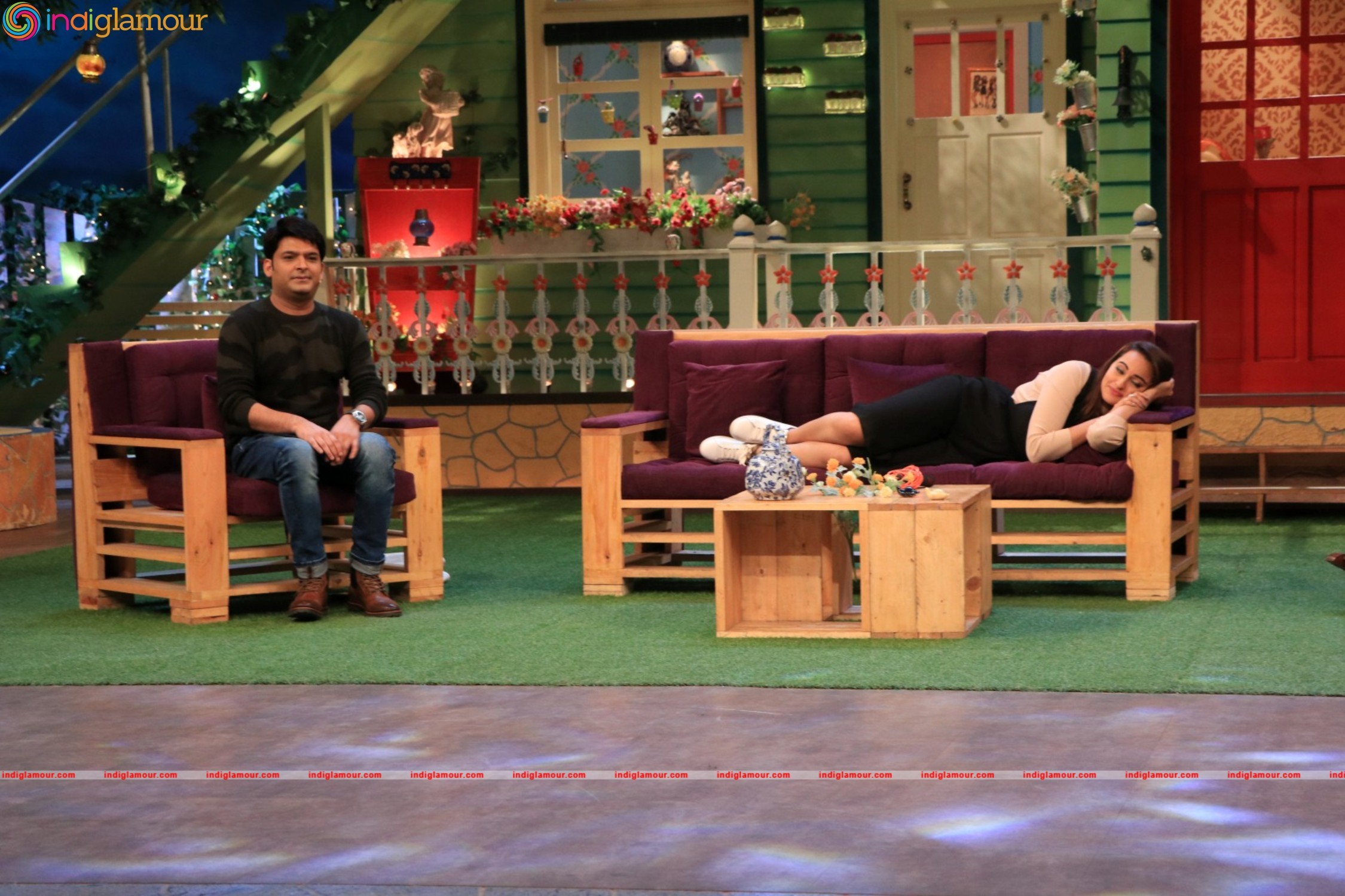 Sonakshi Sinha Promotes Film Akira At The Kapil Sharma Show Event hd photo