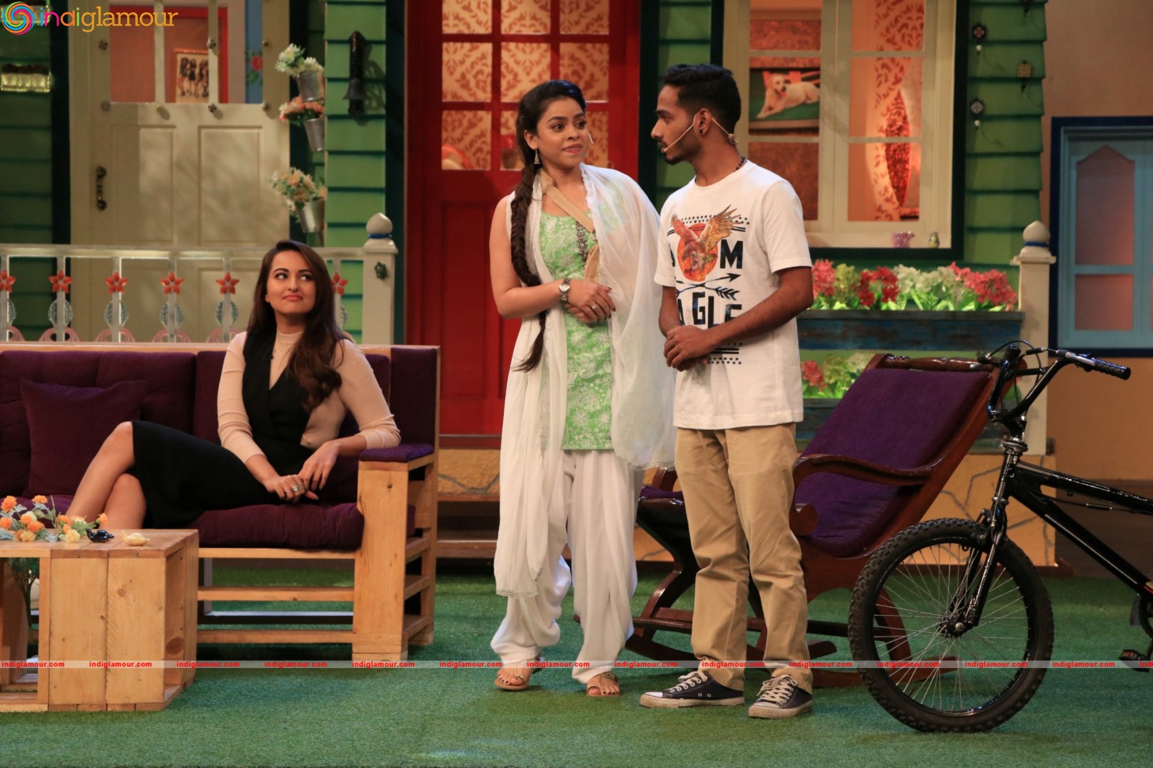 Sonakshi Sinha Promotes Film Akira At The Kapil Sharma Show Event hd photo