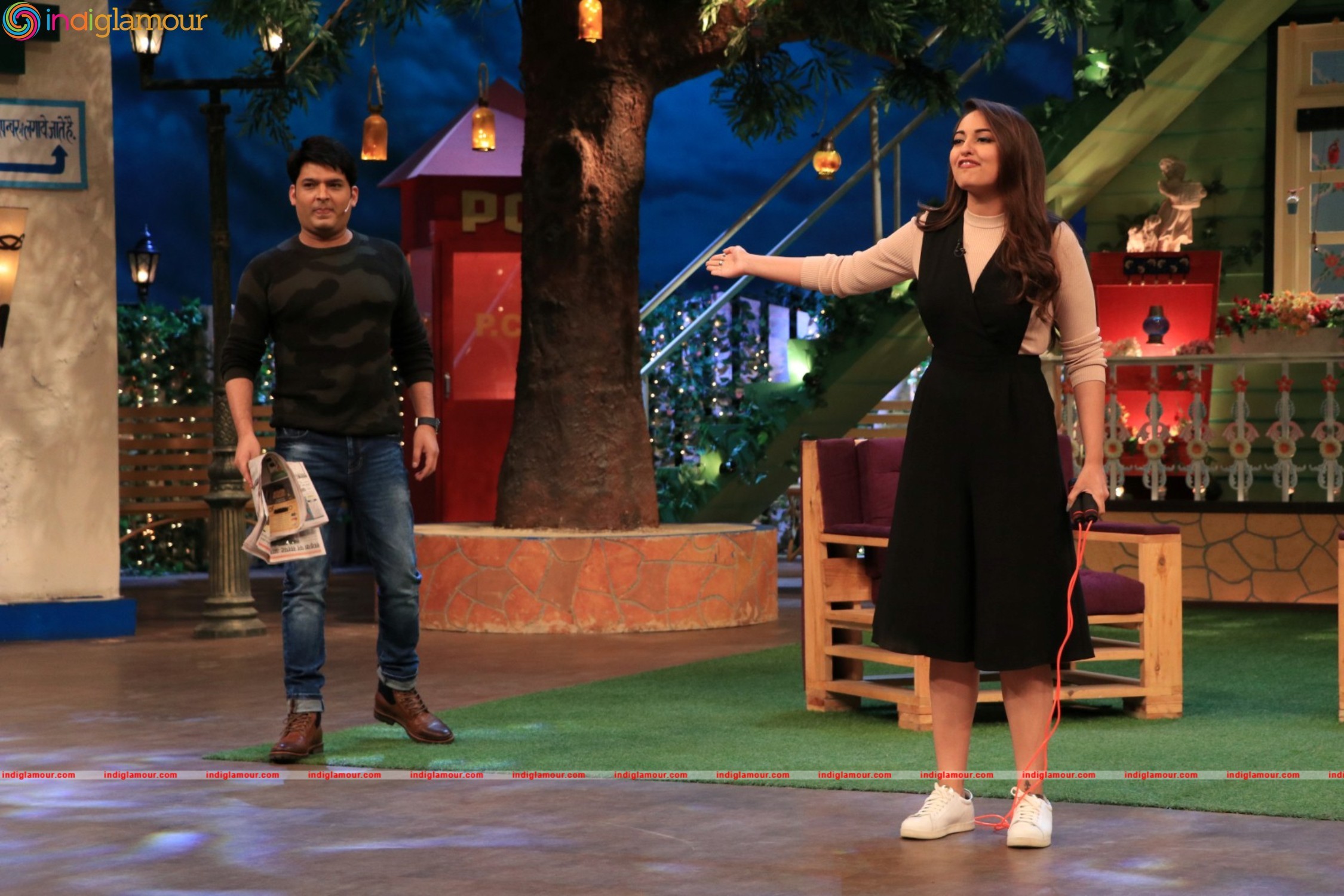 Sonakshi Sinha Promotes Film Akira At The Kapil Sharma Show Event hd photo