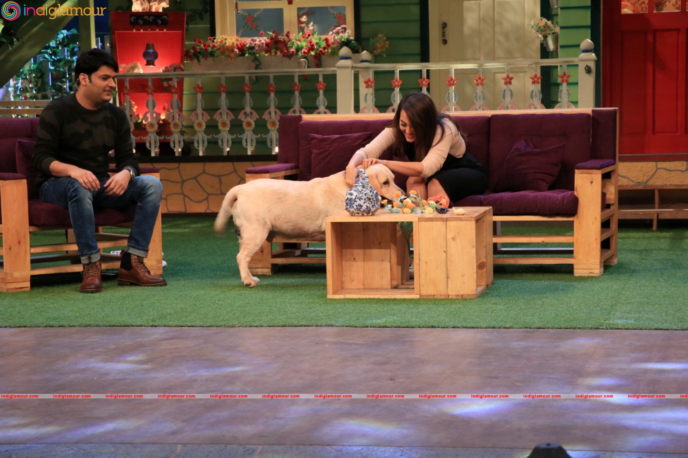 Sonakshi Sinha Promotes Film Akira At The Kapil Sharma Show Event hd photo