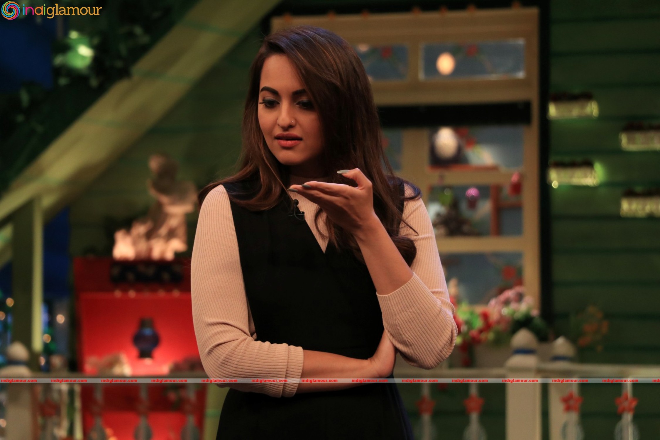 Sonakshi Sinha Promotes Film Akira At The Kapil Sharma Show Event hd photo