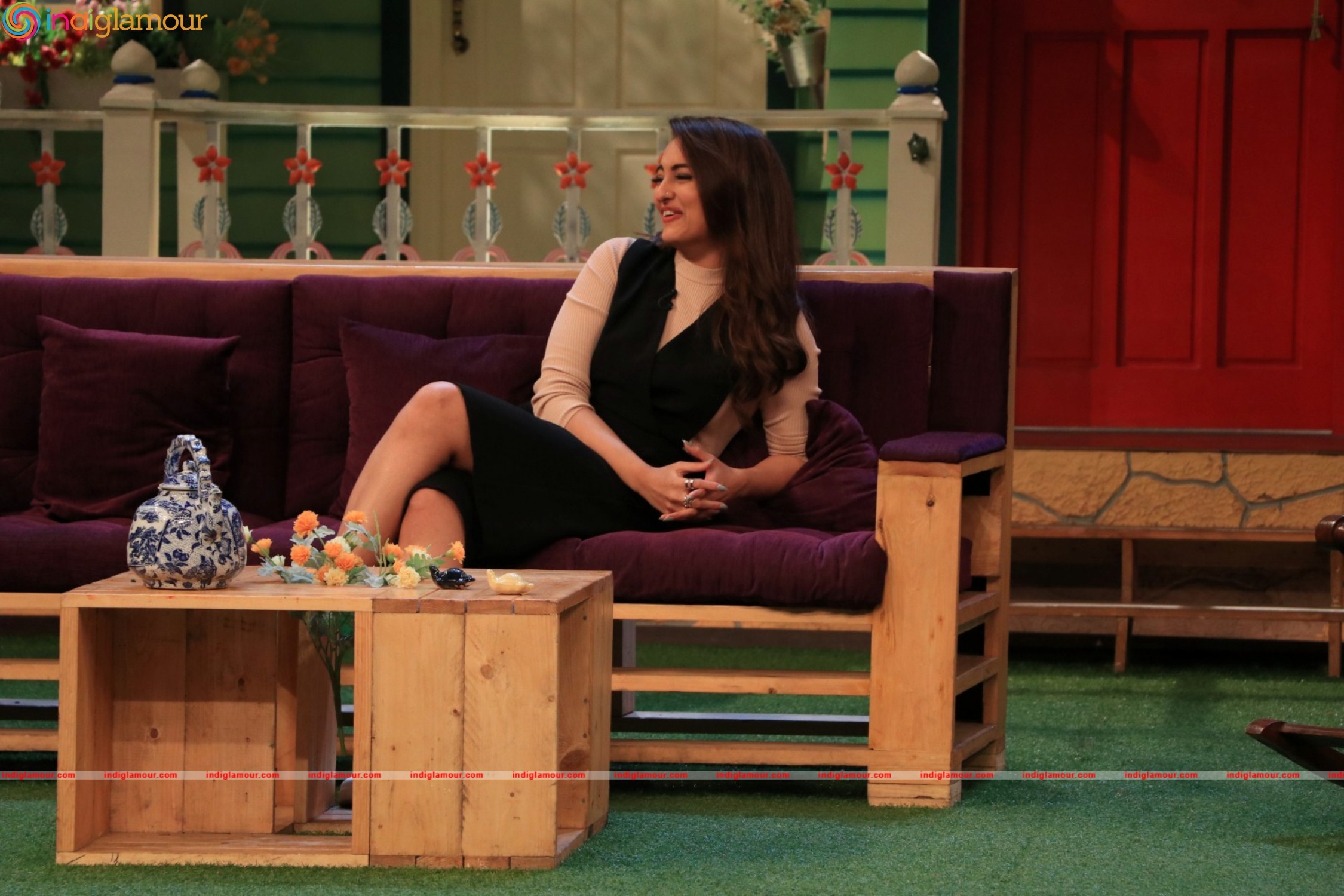 Sonakshi Sinha Promotes Film Akira At The Kapil Sharma Show Event hd photo