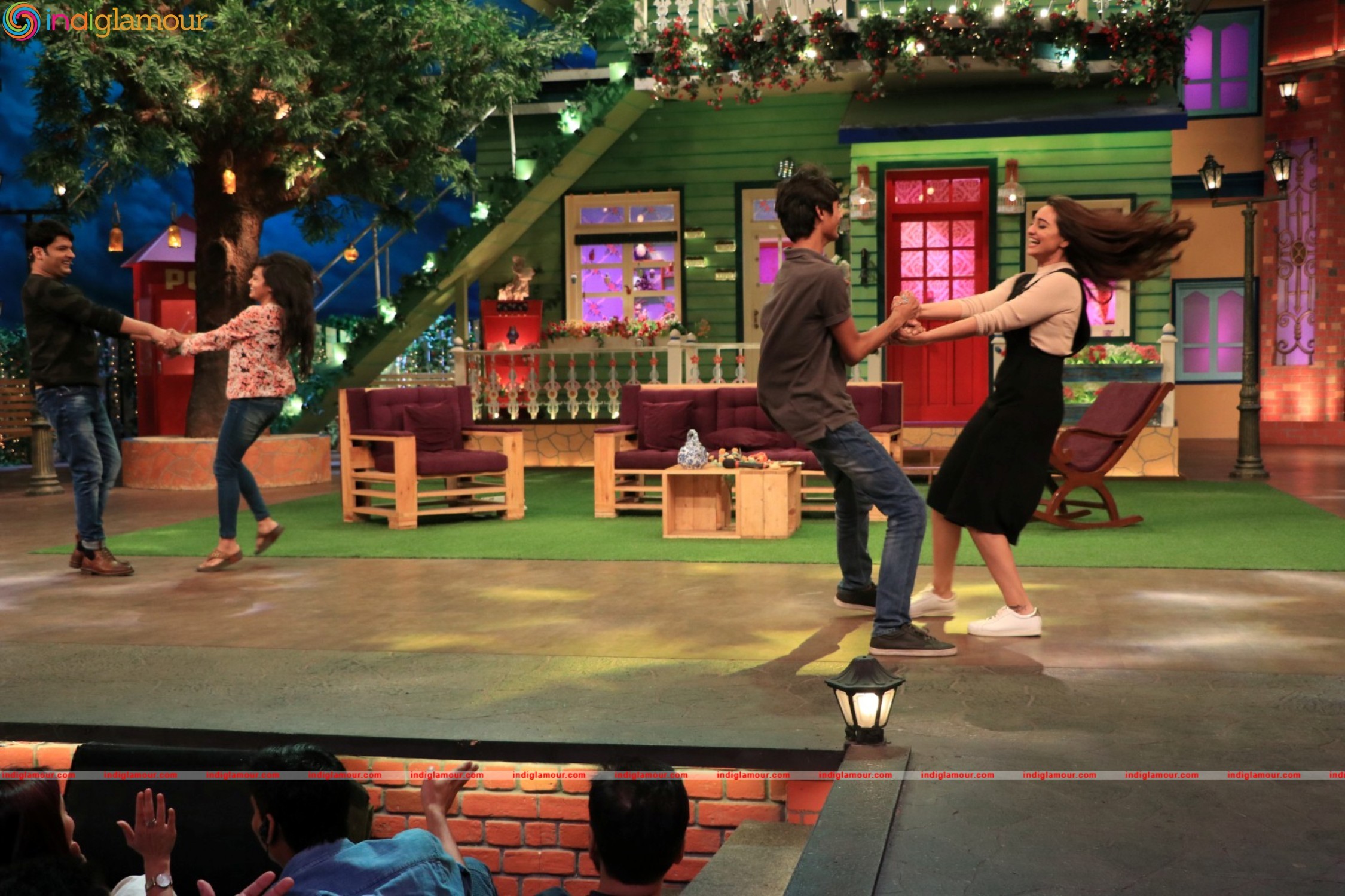 Sonakshi Sinha Promotes Film Akira At The Kapil Sharma Show Event hd photo