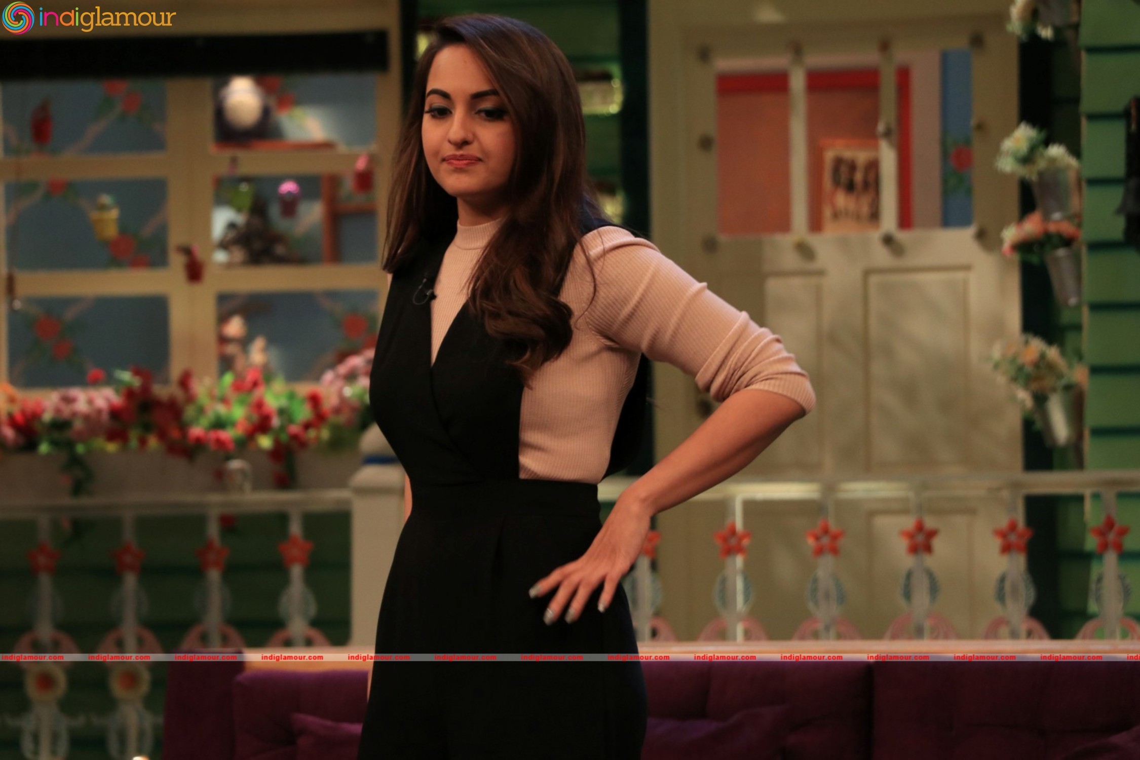 Sonakshi Sinha Promotes Film Akira At The Kapil Sharma Show Event hd photo