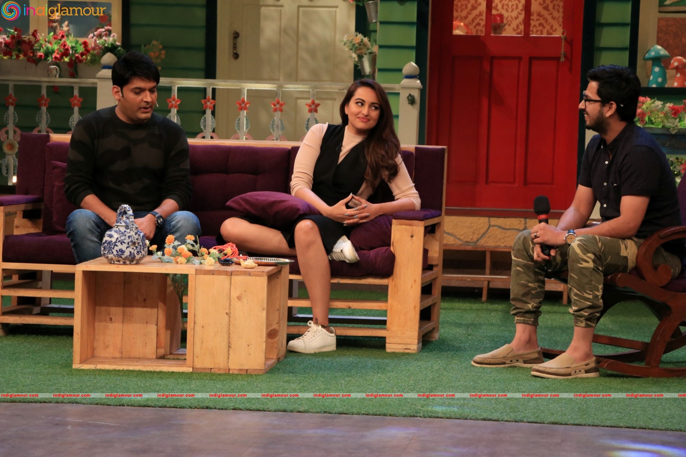 Sonakshi Sinha Promotes Film Akira At The Kapil Sharma Show Event hd photo