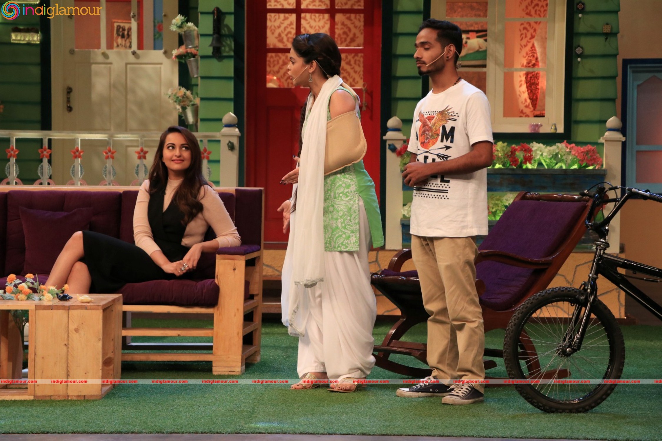 Sonakshi Sinha Promotes Film Akira At The Kapil Sharma Show Event hd photo