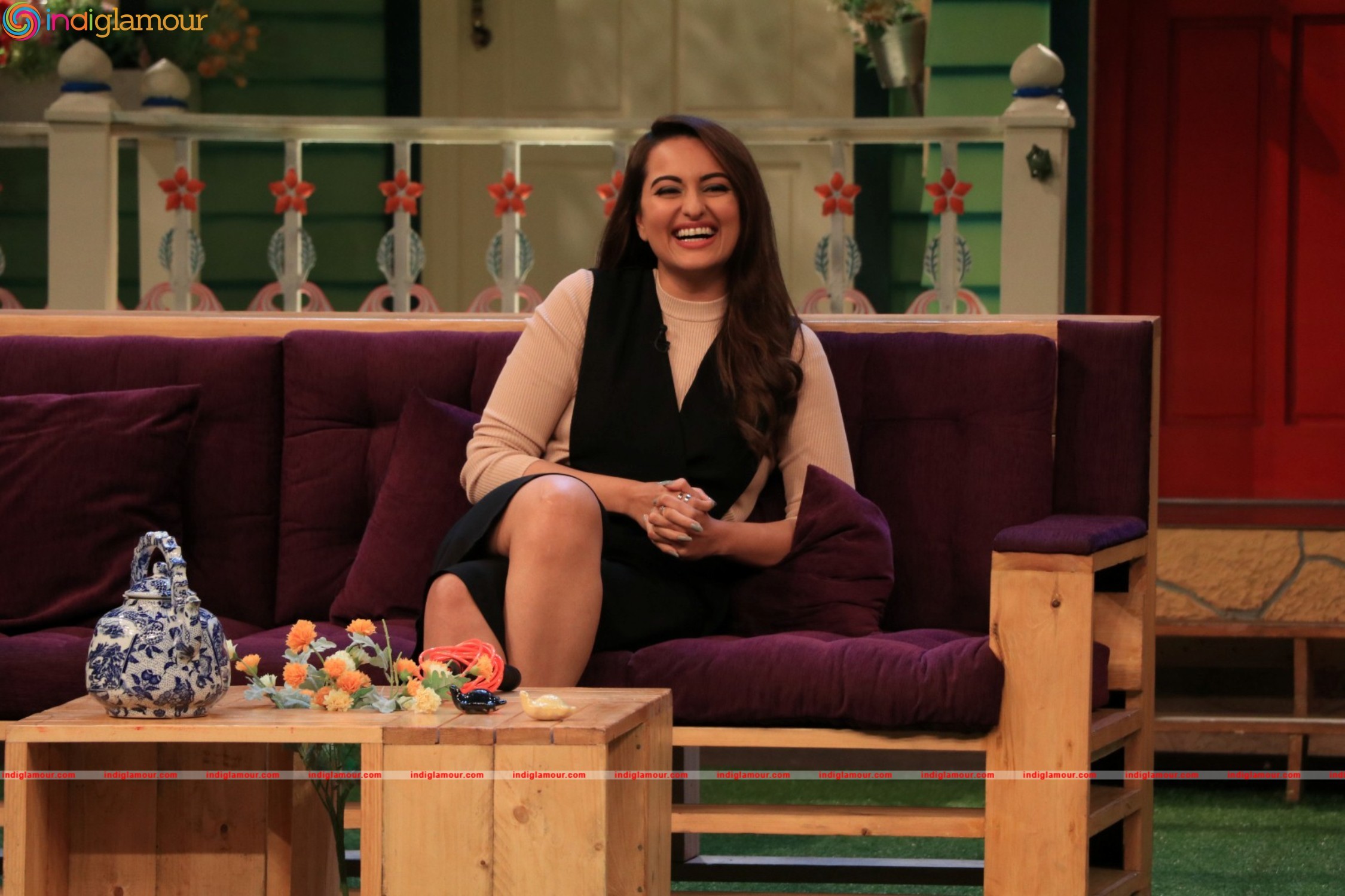 Sonakshi Sinha Promotes Film Akira At The Kapil Sharma Show Event hd photo