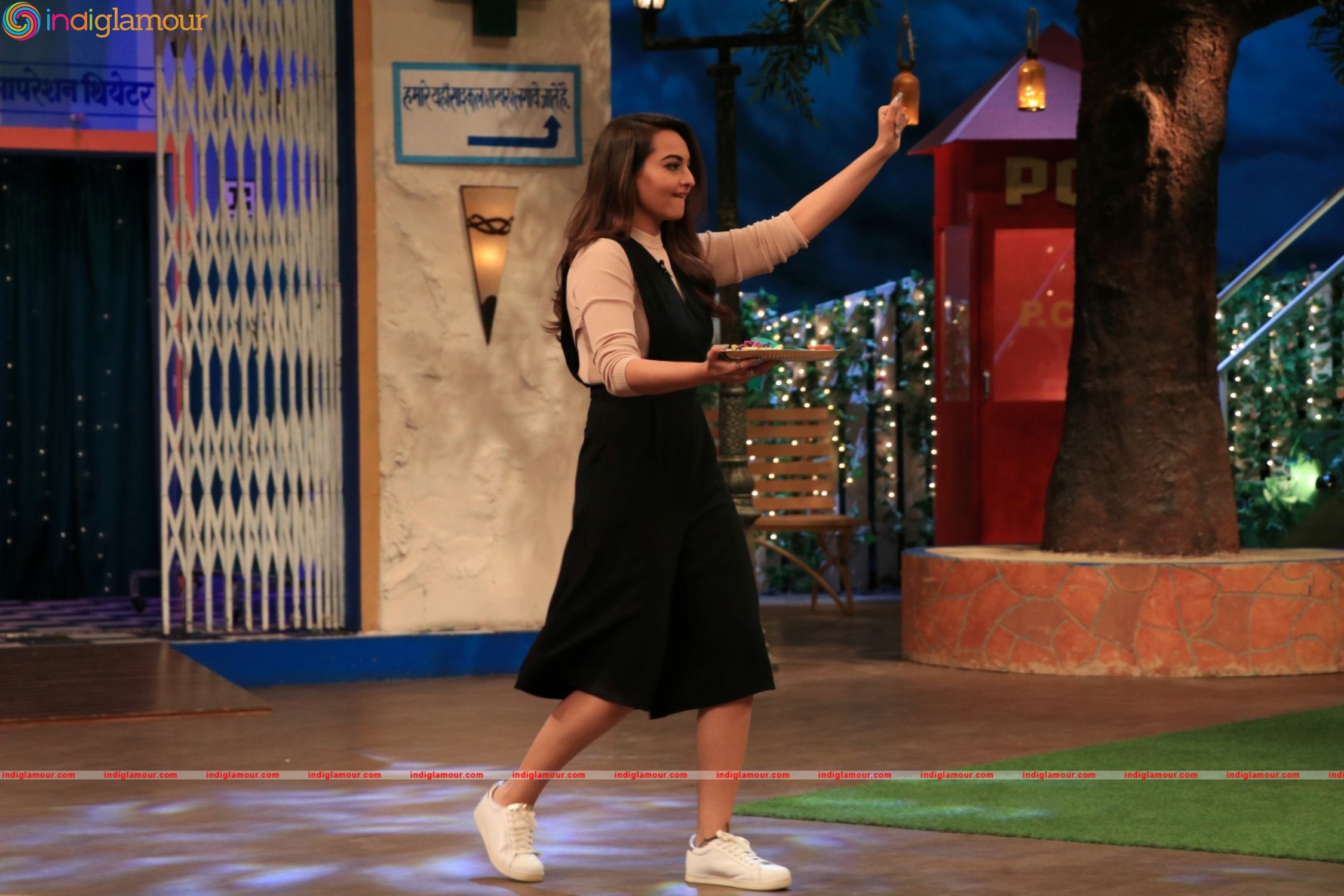 Sonakshi Sinha Promotes Film Akira At The Kapil Sharma Show Event hd photo