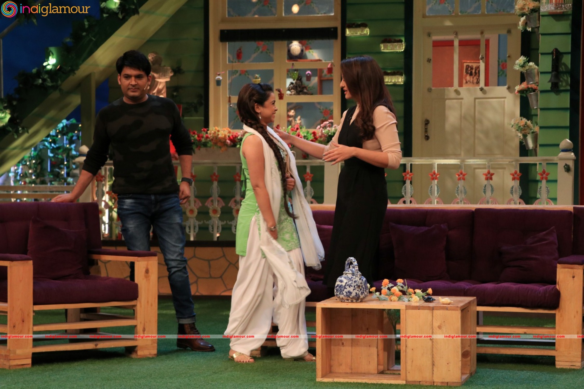 Sonakshi Sinha Promotes Film Akira At The Kapil Sharma Show Event hd photo