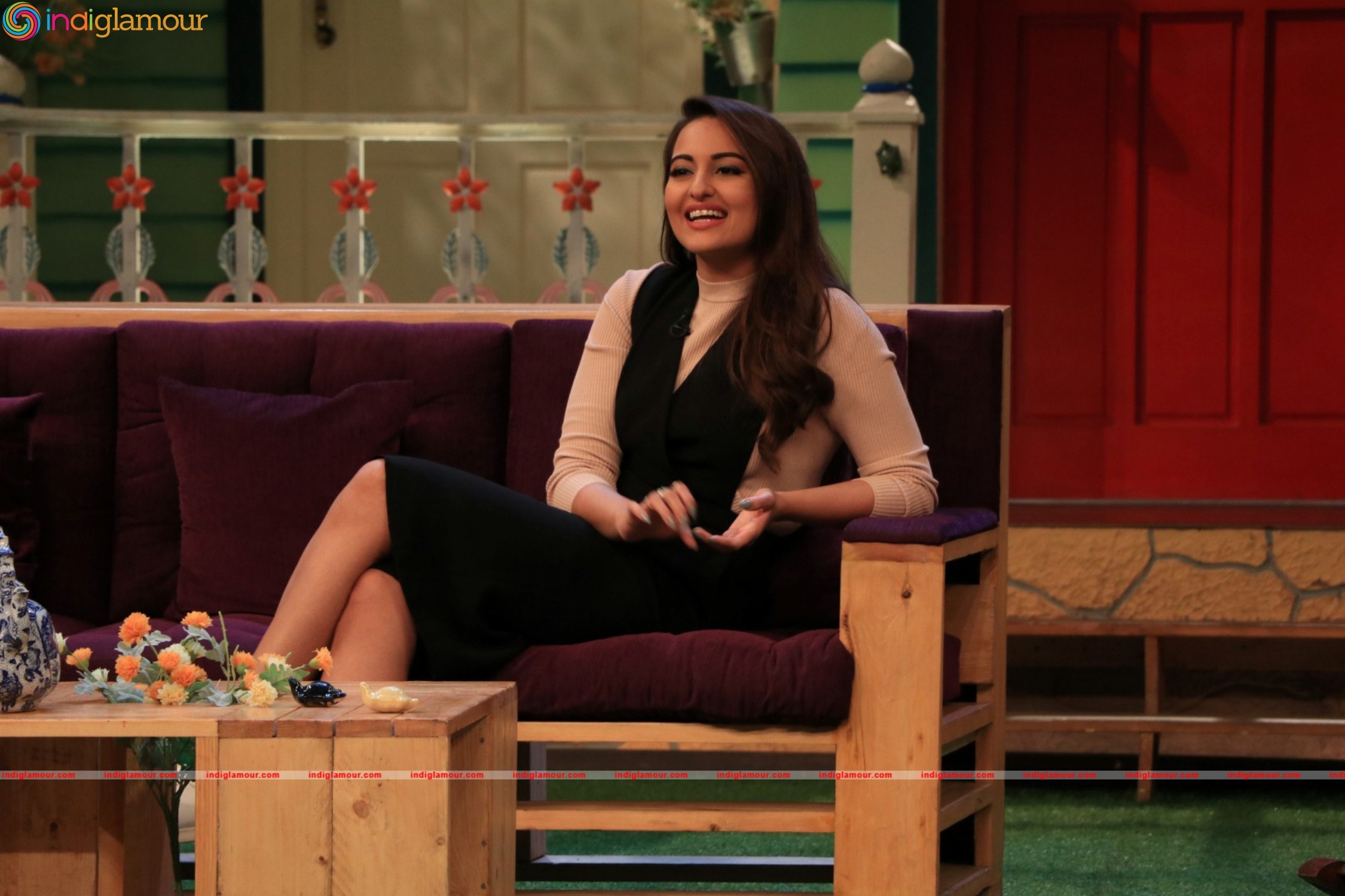 Sonakshi Sinha Promotes Film Akira At The Kapil Sharma Show Event hd photo