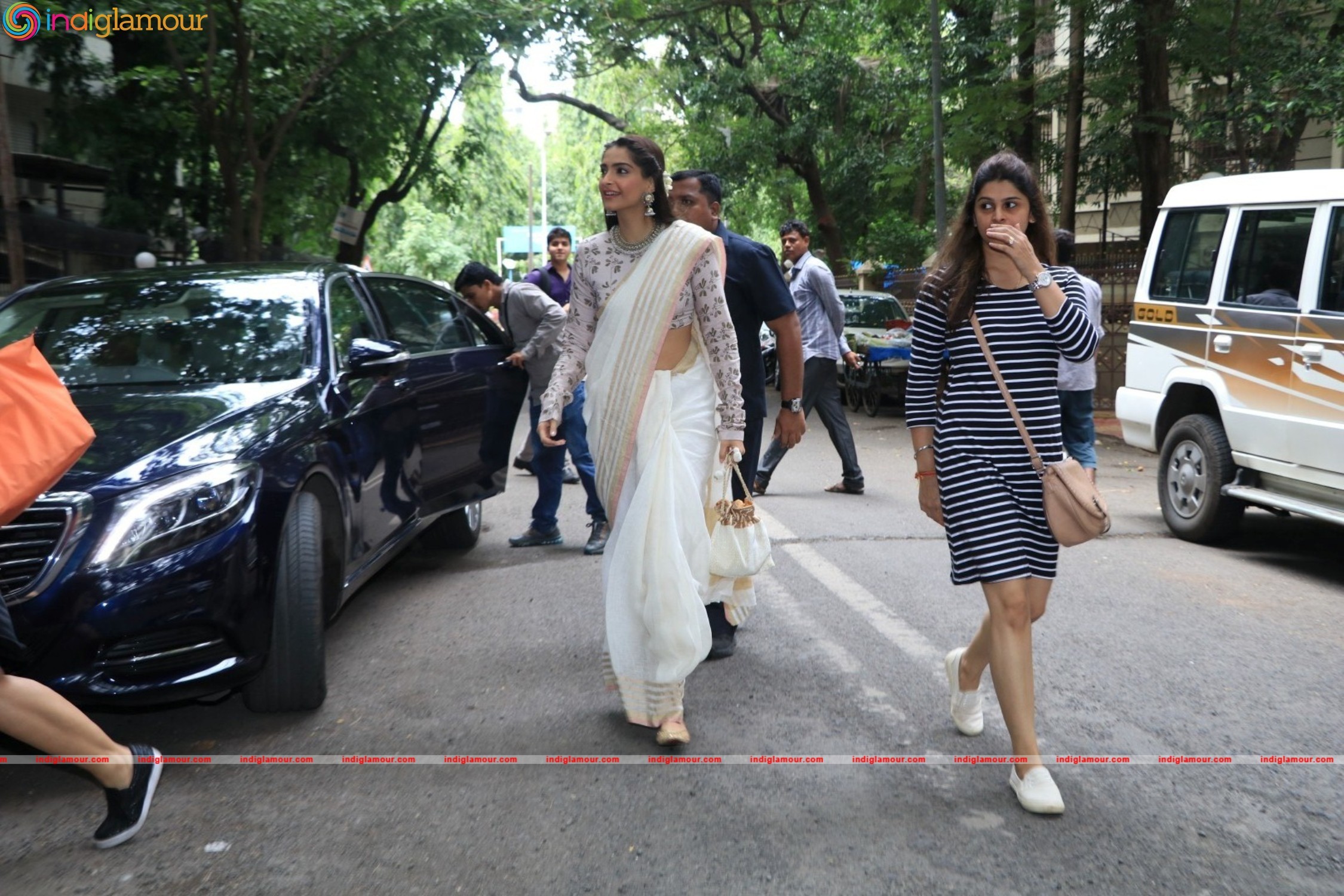 Sonam Kapoor and Kiran Rao At Anavila Store Launch Event hd photo