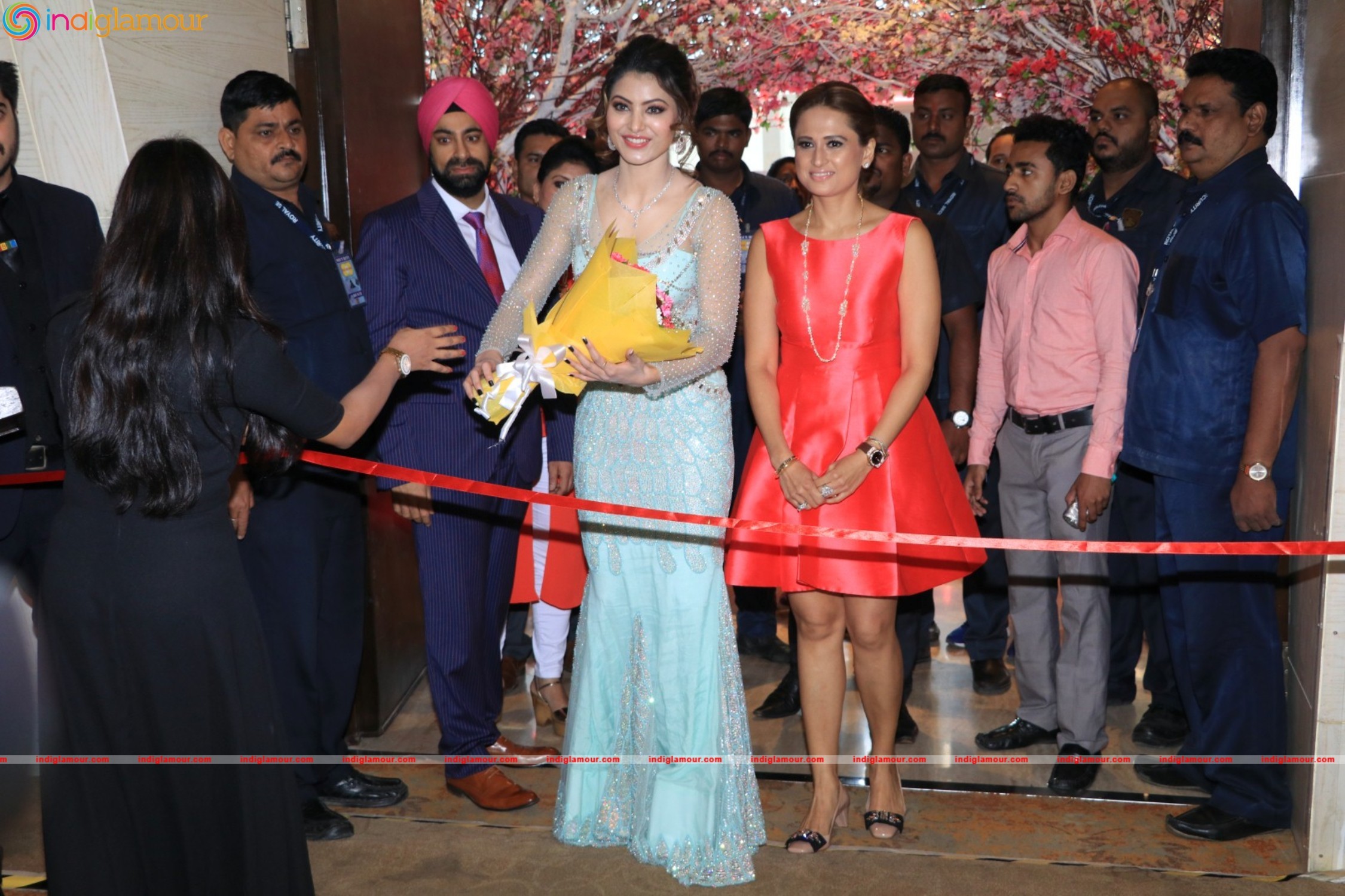 Urvashi Rautela Inagurate The 15th Edition Of Glamour 2016 A Premium Jewellery Exihibition Event hd photo