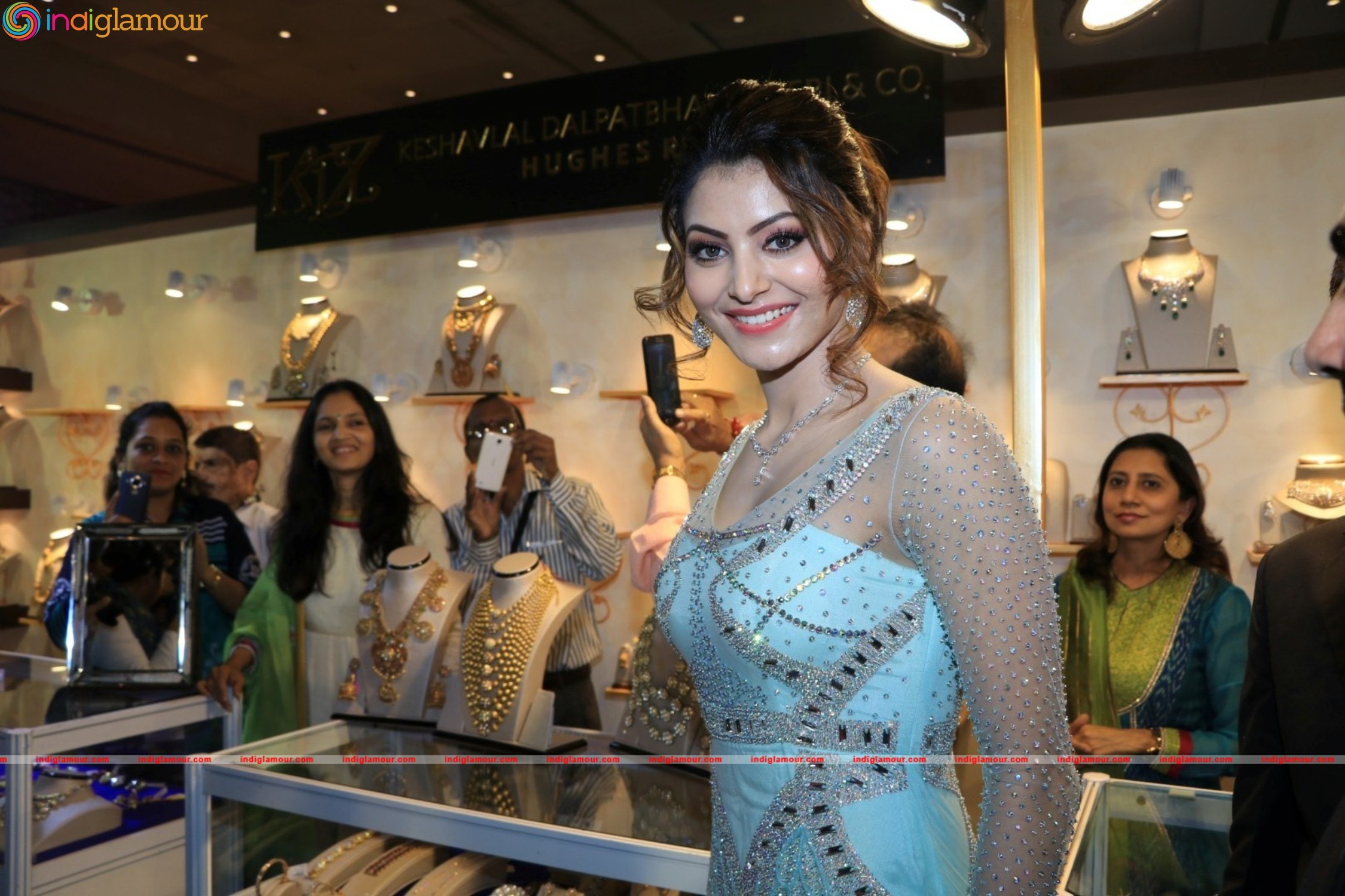 Urvashi Rautela Inagurate The 15th Edition Of Glamour 2016 A Premium Jewellery Exihibition Event hd photo