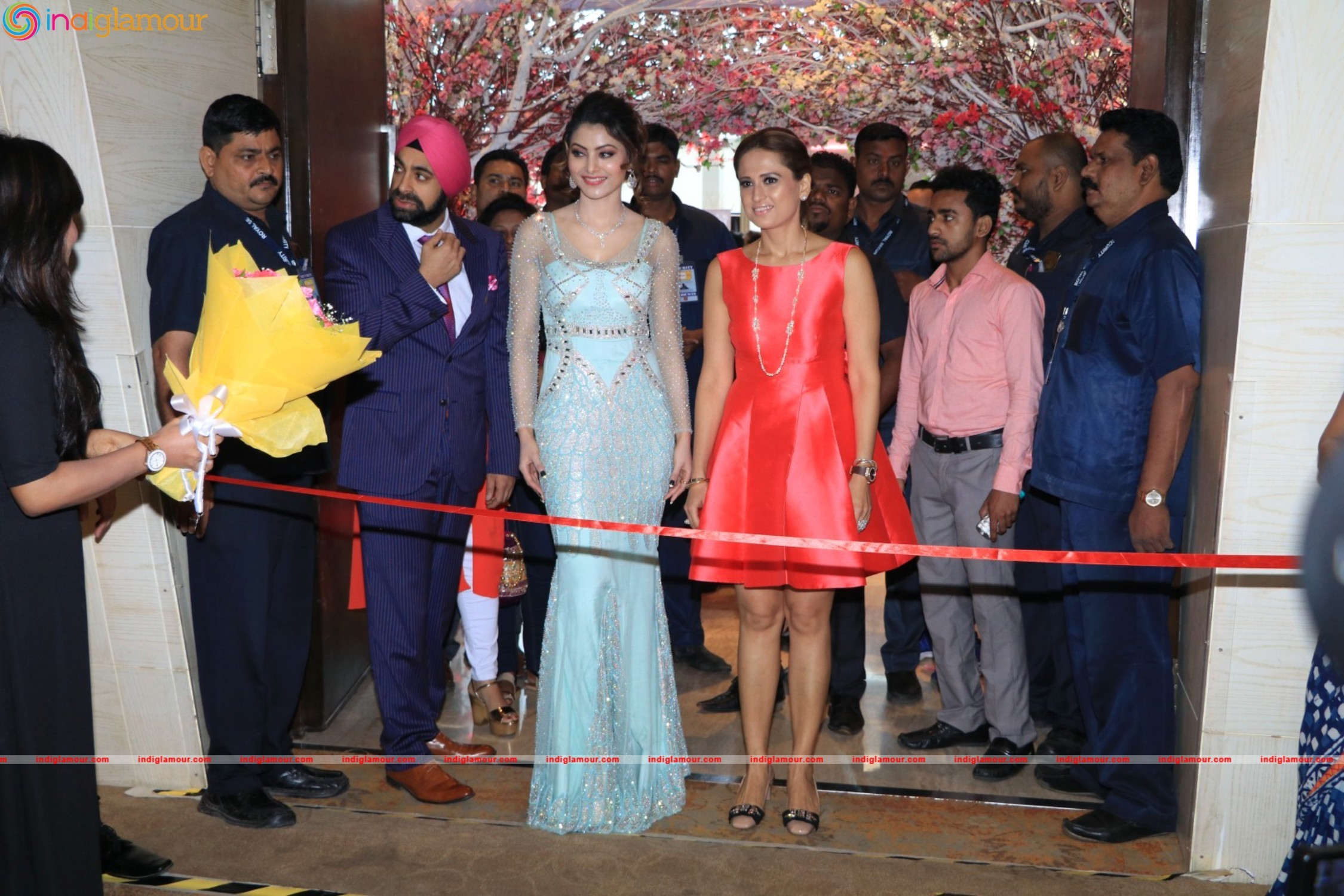 Urvashi Rautela Inagurate The 15th Edition Of Glamour 2016 A Premium Jewellery Exihibition Event hd photo