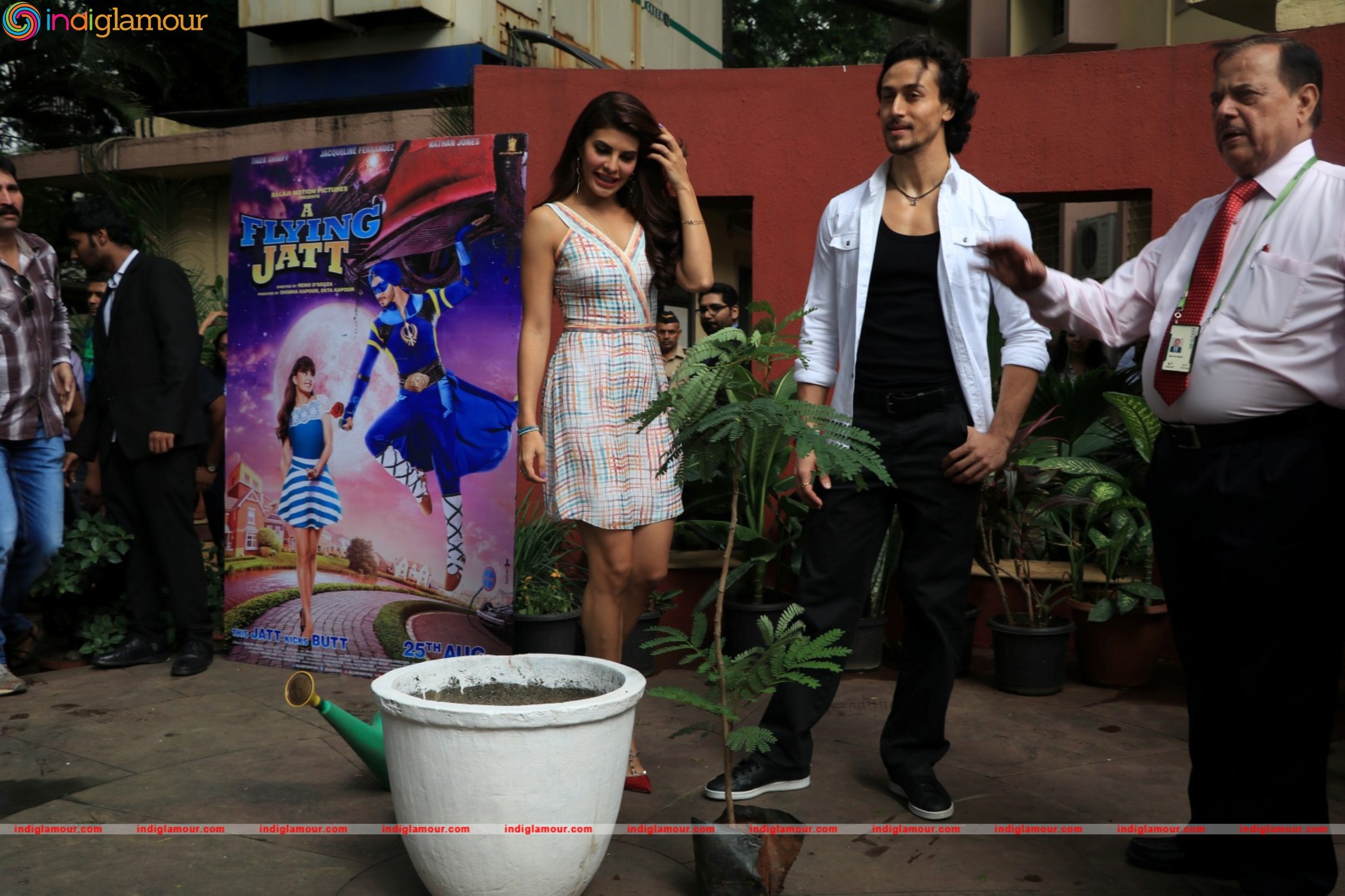 Tiger Shroff,Jacqueline and Nathan Jones at The Swatch Bharat Campaign Event hd photo