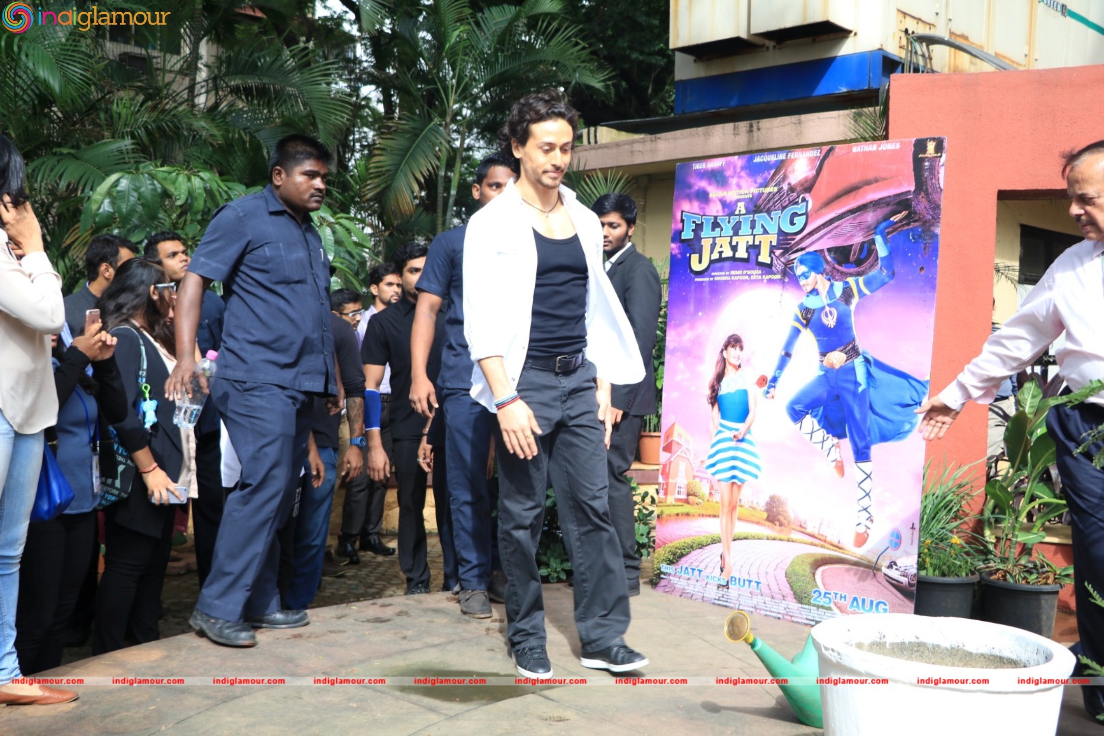 Tiger Shroff,Jacqueline and Nathan Jones at The Swatch Bharat Campaign Event hd photo