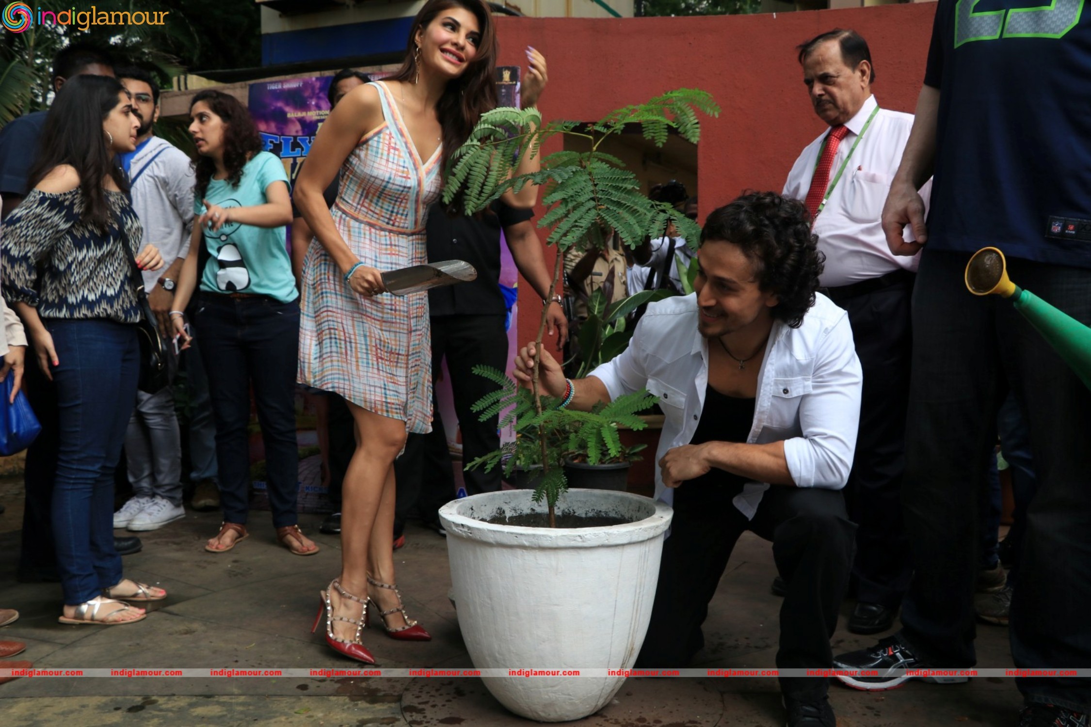 Tiger Shroff,Jacqueline and Nathan Jones at The Swatch Bharat Campaign Event hd photo