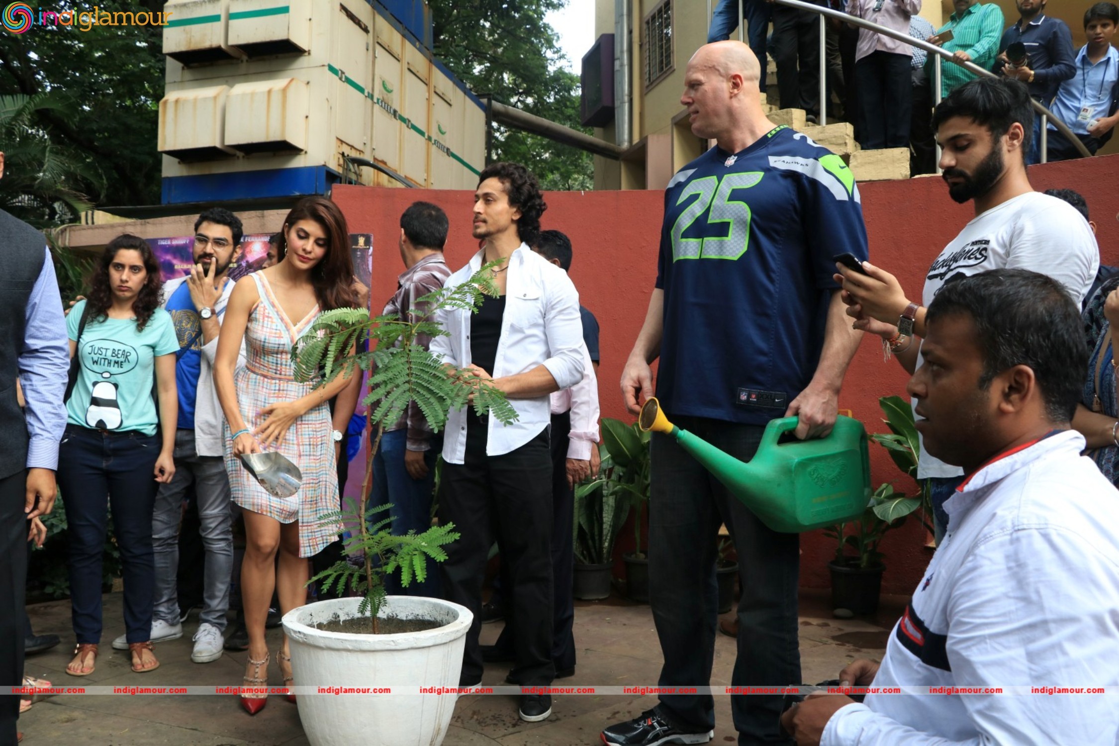 Tiger Shroff,Jacqueline and Nathan Jones at The Swatch Bharat Campaign Event hd photo