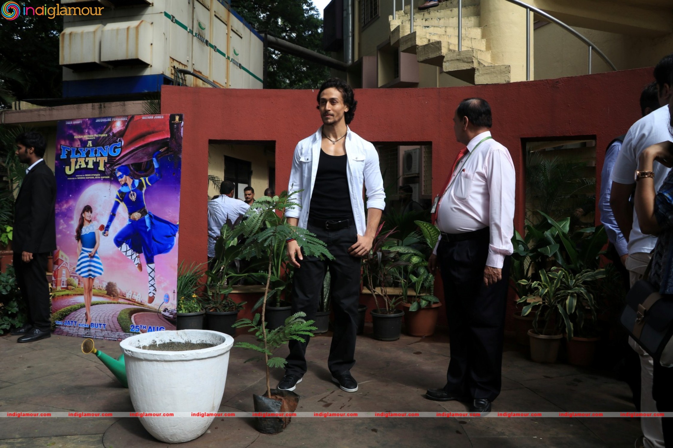 Tiger Shroff,Jacqueline and Nathan Jones at The Swatch Bharat Campaign Event hd photo