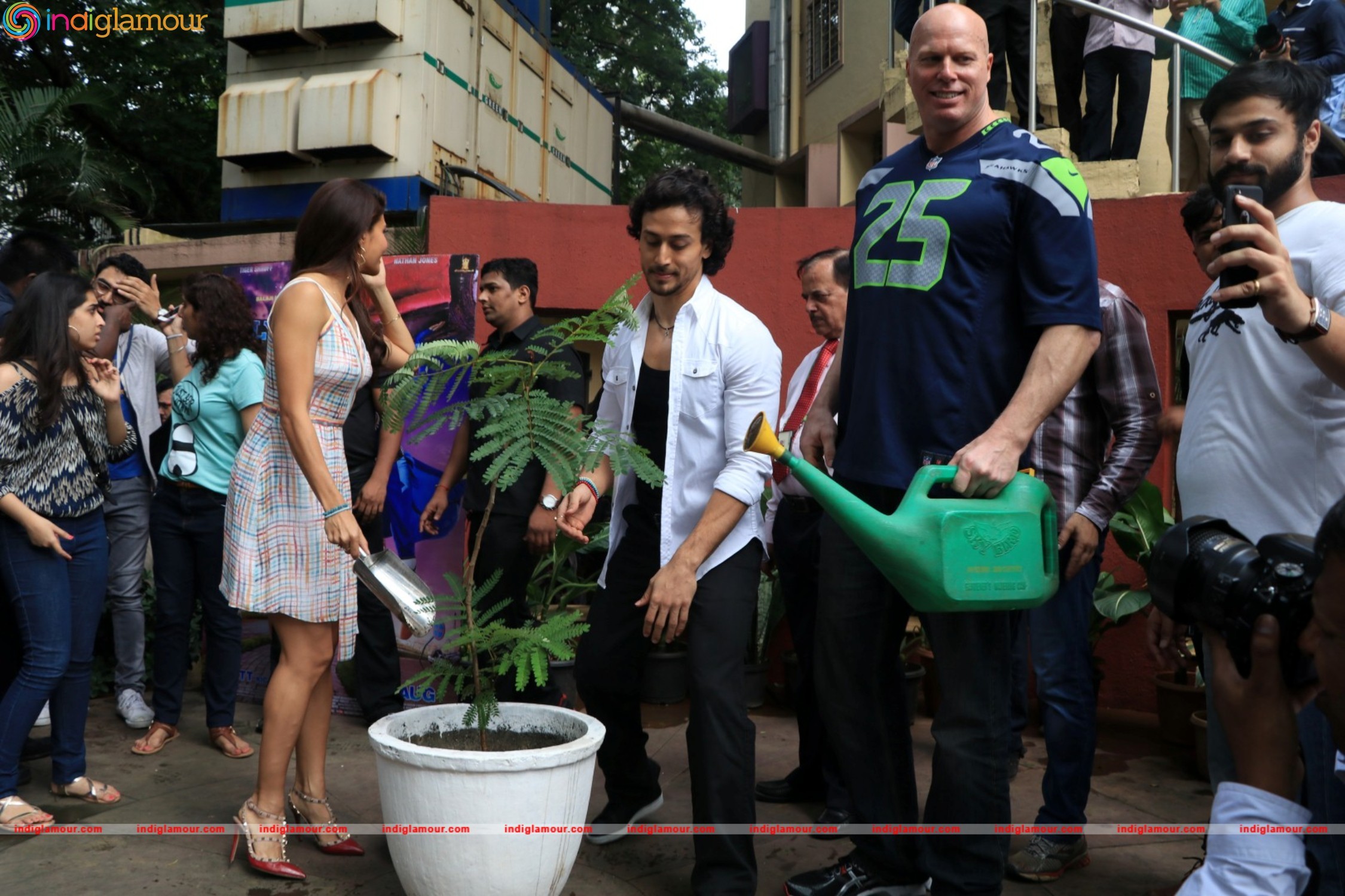 Tiger Shroff,Jacqueline and Nathan Jones at The Swatch Bharat Campaign Event hd photo