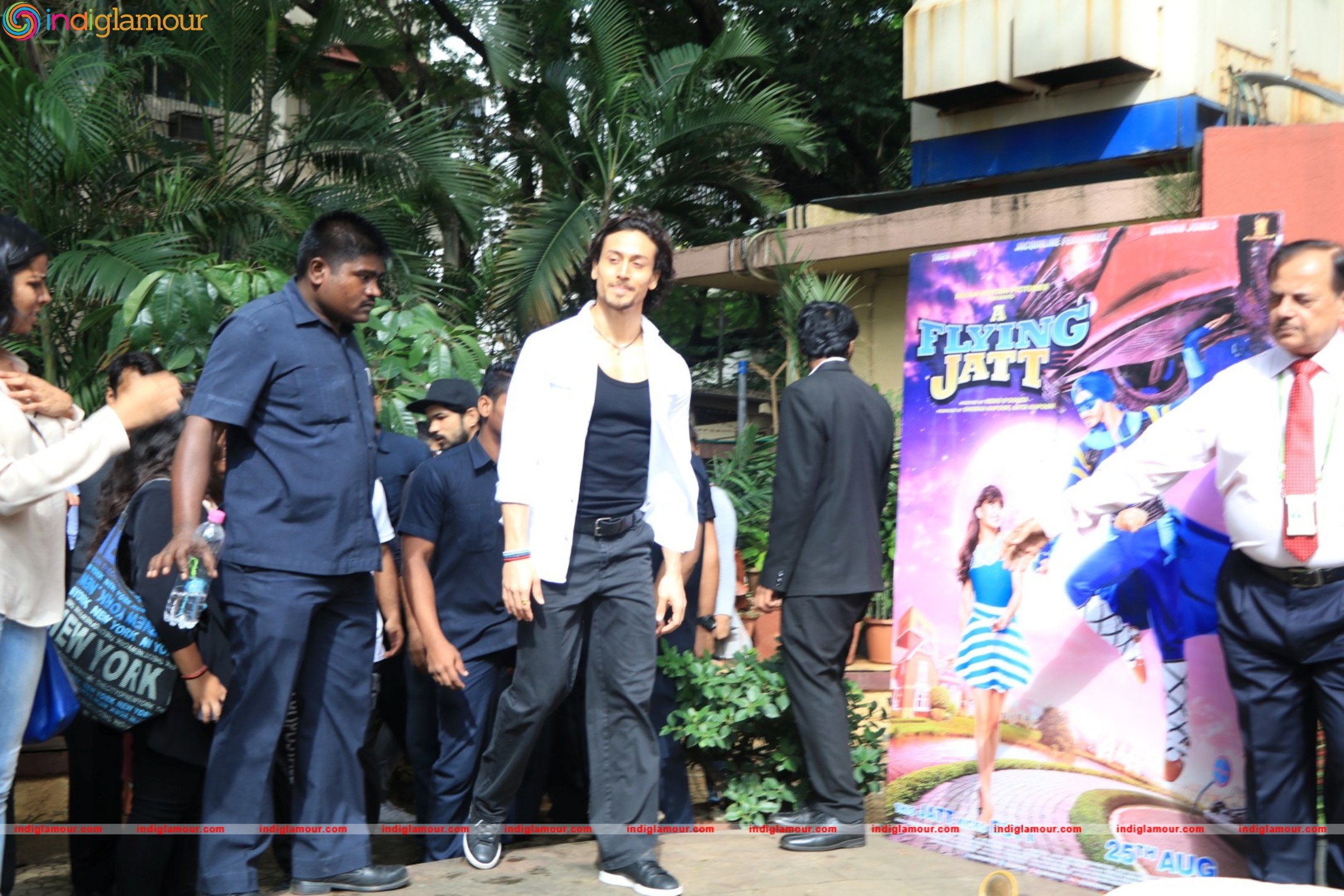 Tiger Shroff,Jacqueline and Nathan Jones at The Swatch Bharat Campaign Event hd photo