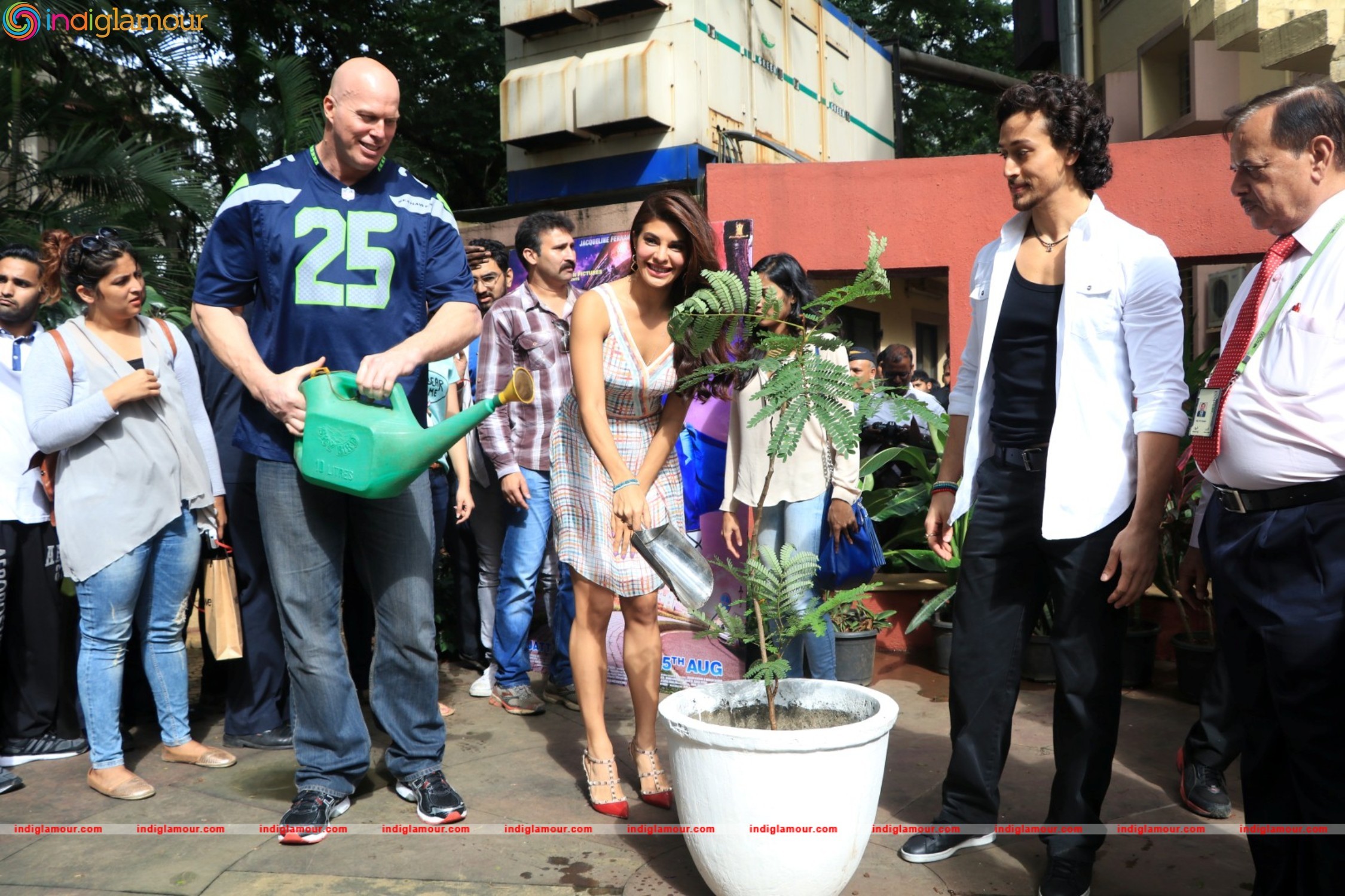 Tiger Shroff,Jacqueline and Nathan Jones at The Swatch Bharat Campaign Event hd photo