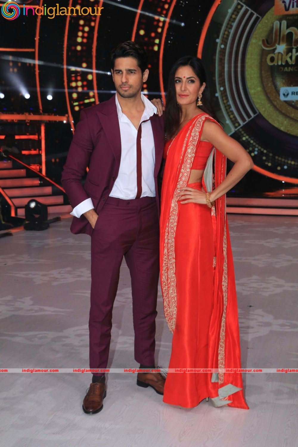 Sidharth Malhotra and Katrina Kaif At Set Of Jhalak Dikhhla Jaa Event hd photo