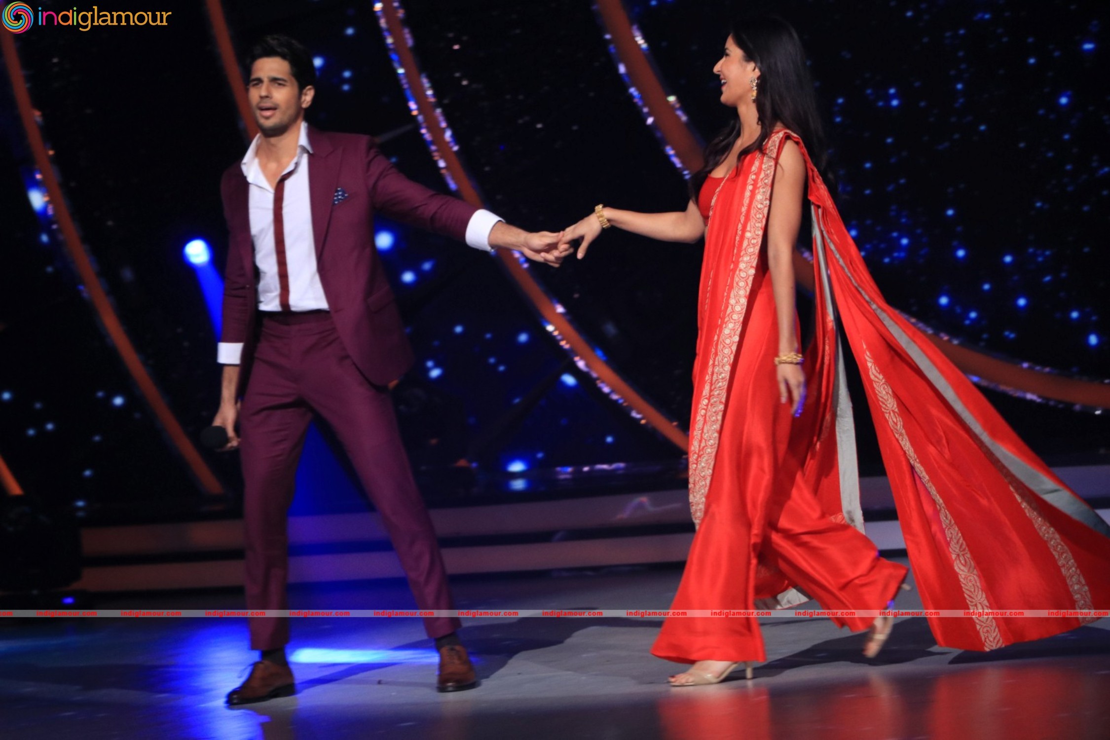 Sidharth Malhotra and Katrina Kaif At Set Of Jhalak Dikhhla Jaa Event hd photo