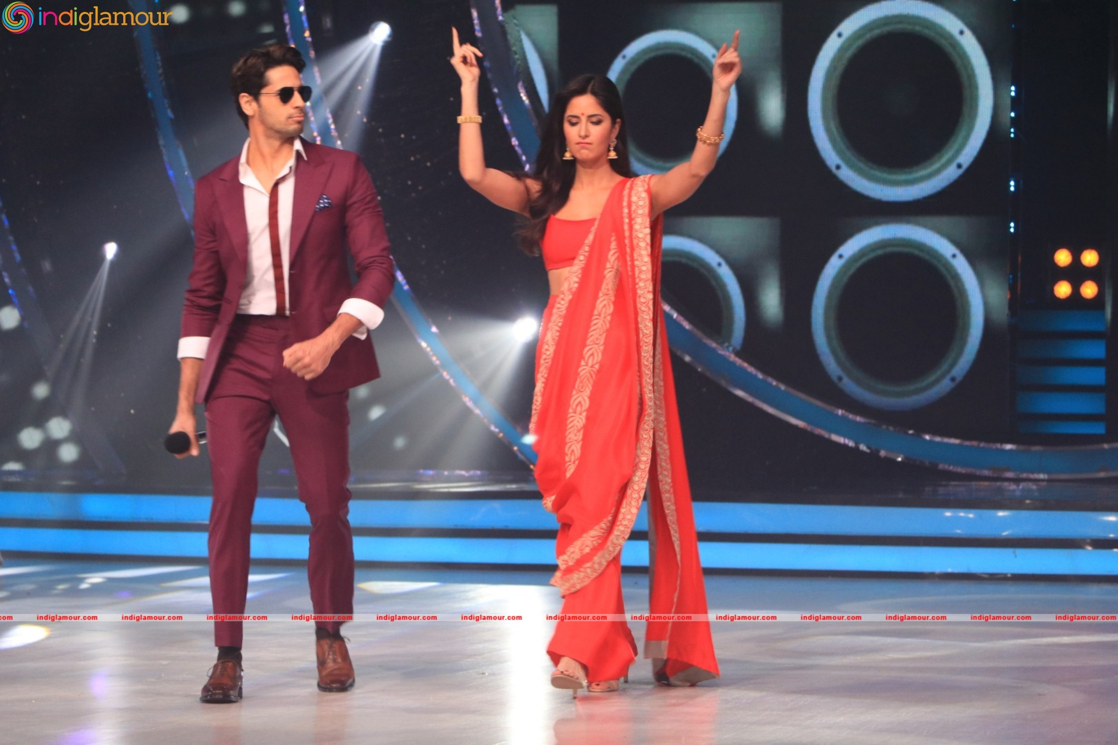 Sidharth Malhotra and Katrina Kaif At Set Of Jhalak Dikhhla Jaa Event hd photo