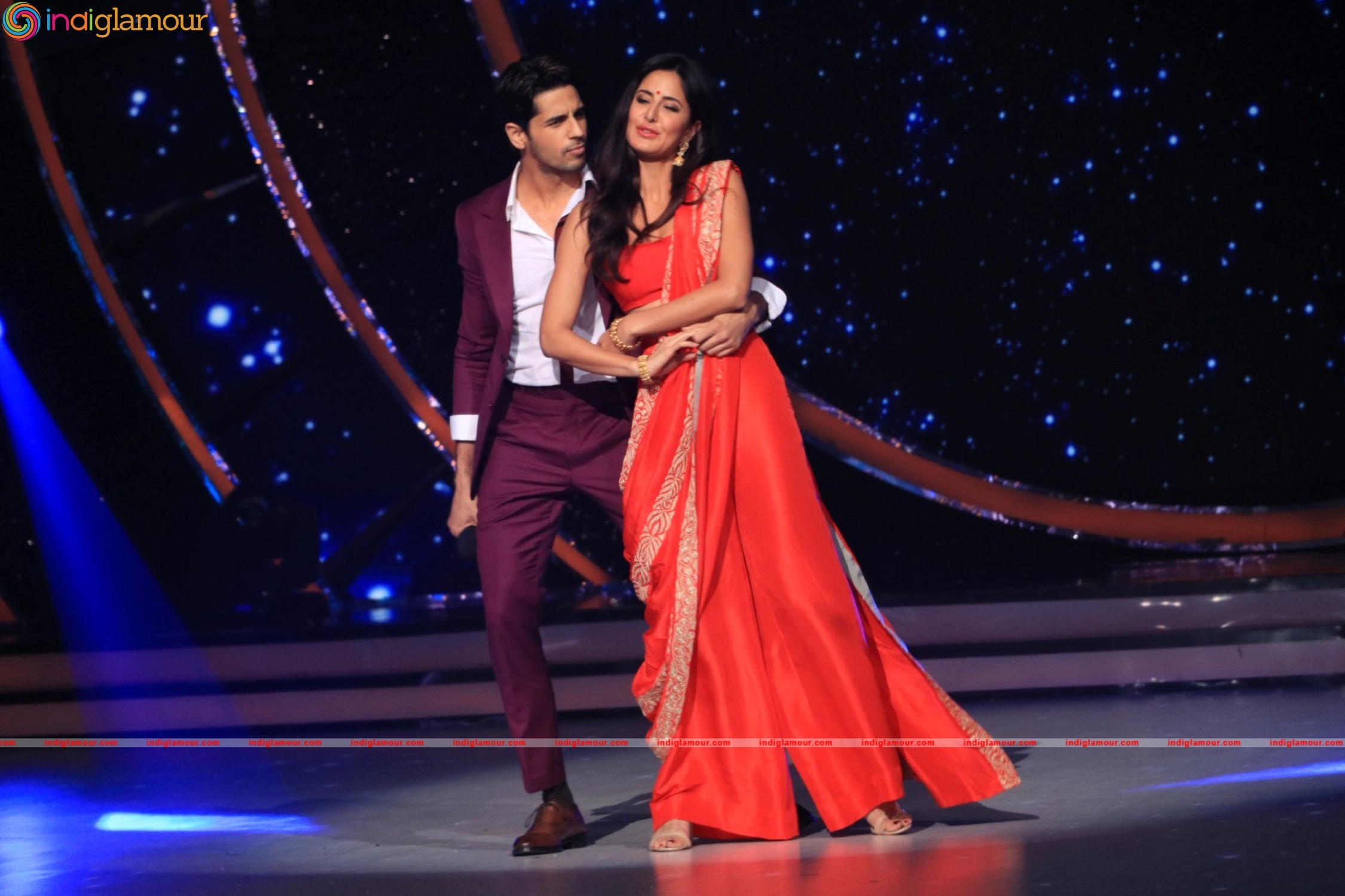 Sidharth Malhotra and Katrina Kaif At Set Of Jhalak Dikhhla Jaa Event hd photo