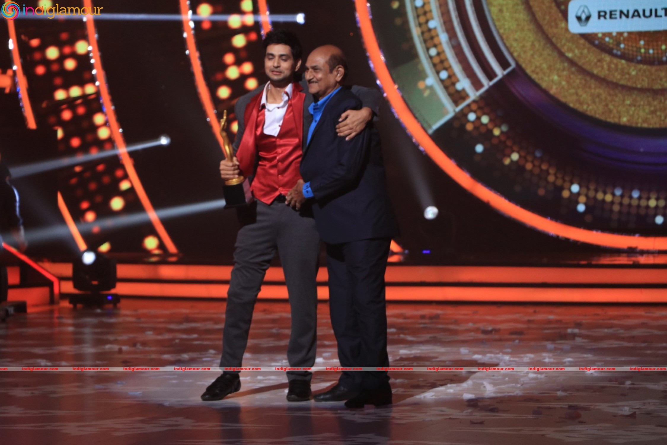 Sidharth Malhotra and Katrina Kaif At Set Of Jhalak Dikhhla Jaa Event hd photo