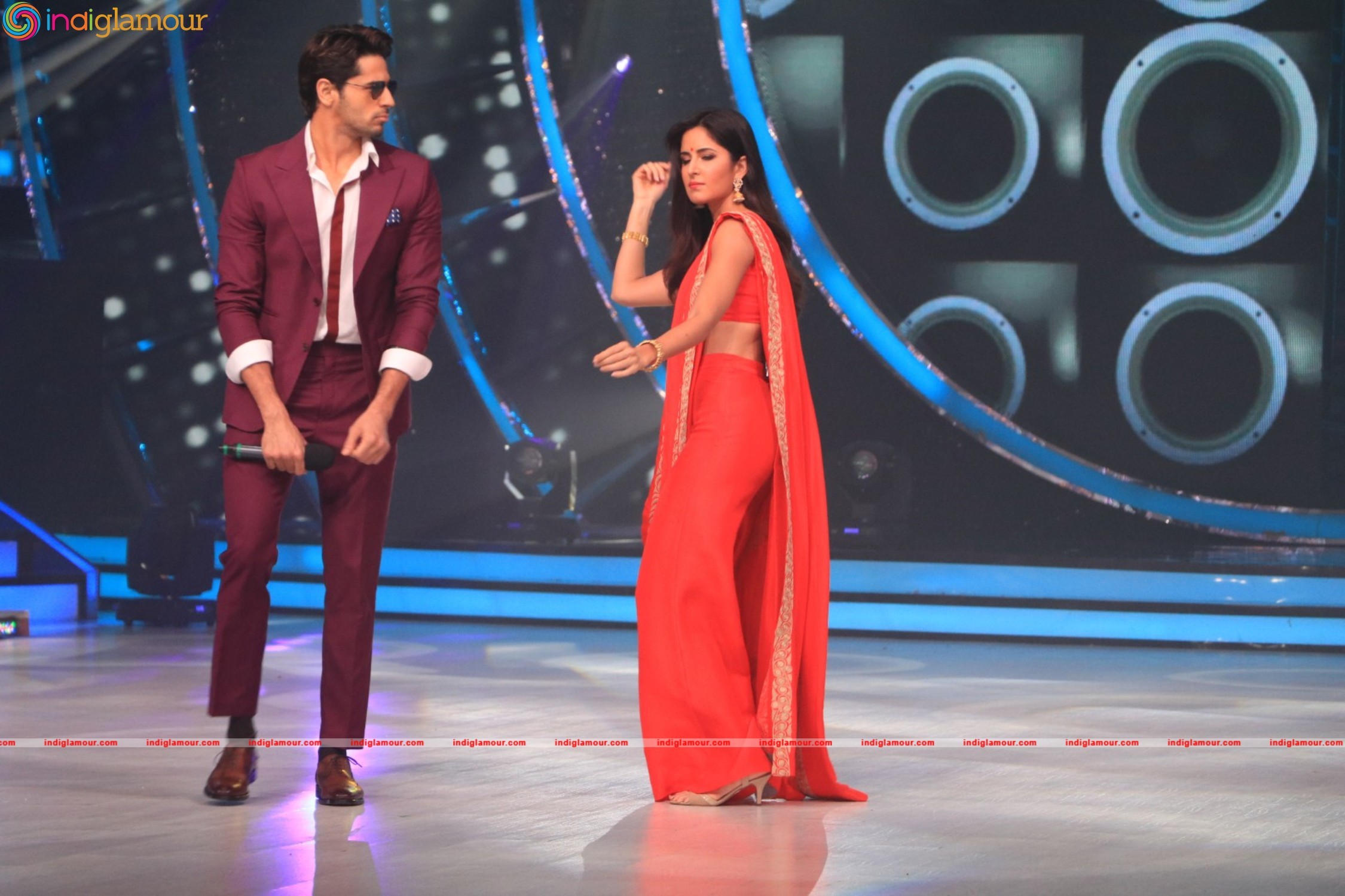 Sidharth Malhotra and Katrina Kaif At Set Of Jhalak Dikhhla Jaa Event hd photo