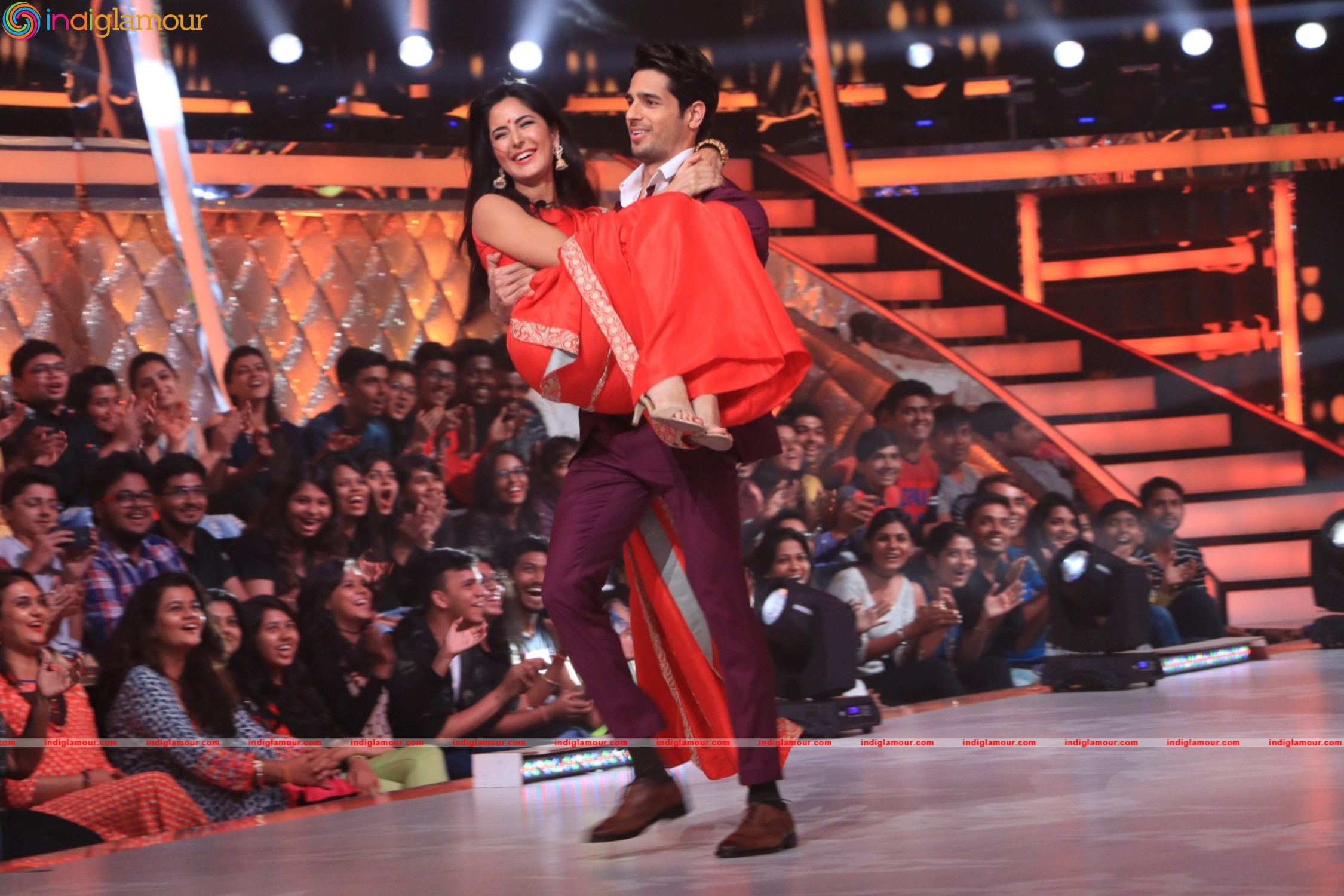 Sidharth Malhotra and Katrina Kaif At Set Of Jhalak Dikhhla Jaa Event hd photo