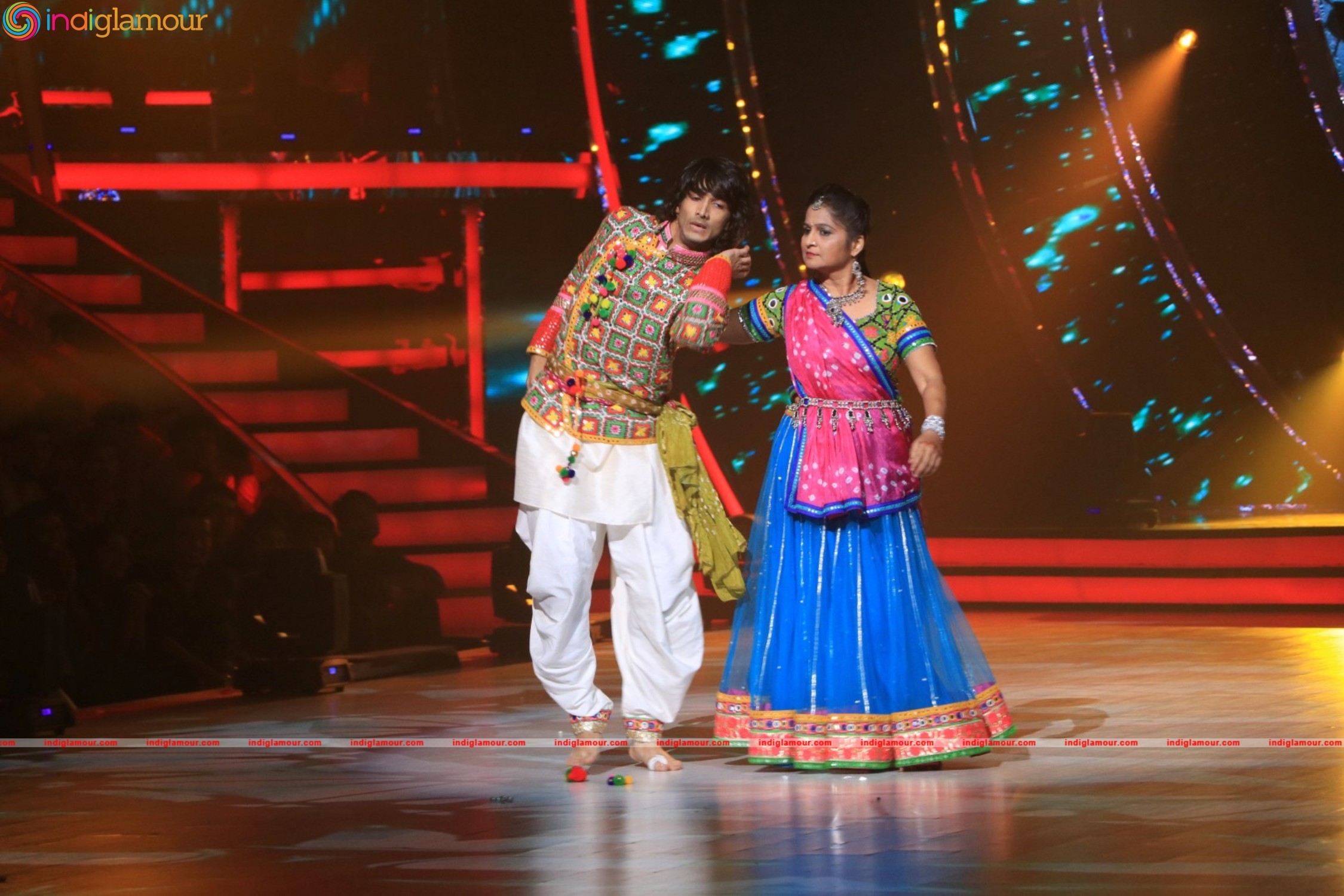 Sidharth Malhotra and Katrina Kaif At Set Of Jhalak Dikhhla Jaa Event hd photo