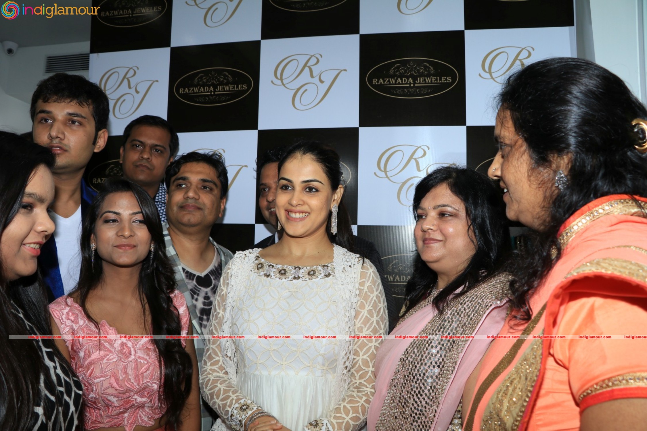 Bollywood Stars Store Launch For Razwada Jewels Event hd photo