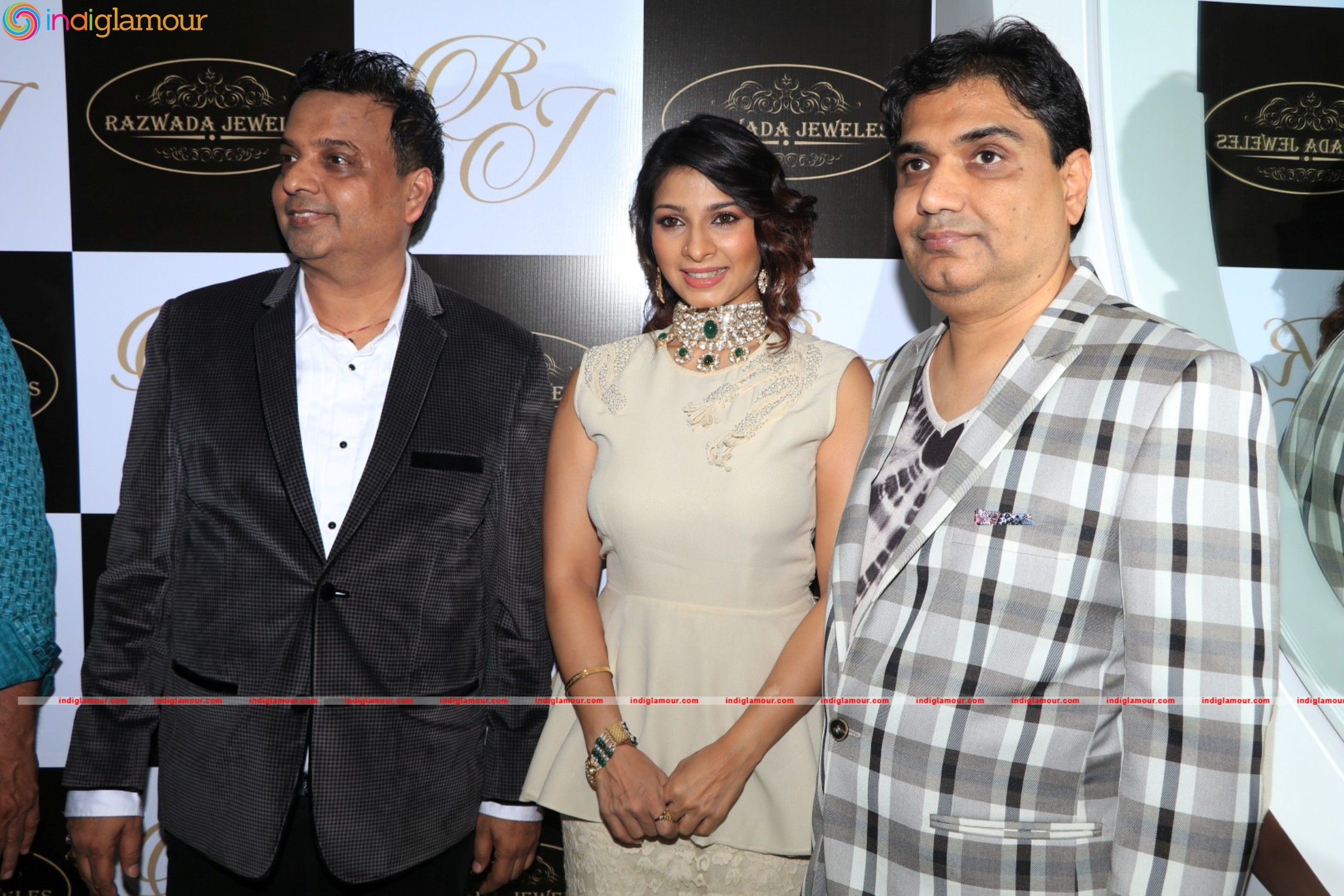 Bollywood Stars Store Launch For Razwada Jewels Event hd photo