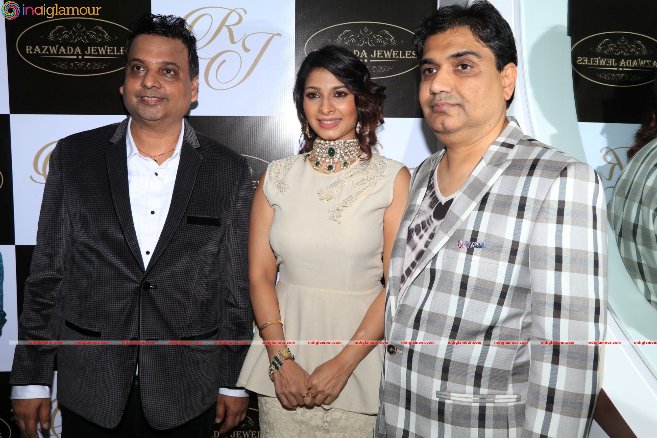 Bollywood Stars Store Launch For Razwada Jewels Event hd photo