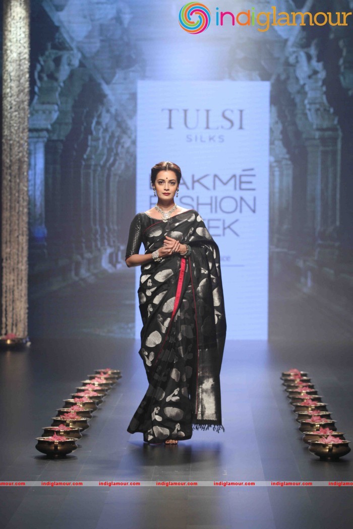 Lakme Fashion Week Winter Festive 2016 Santosh Parekh Event hd photo