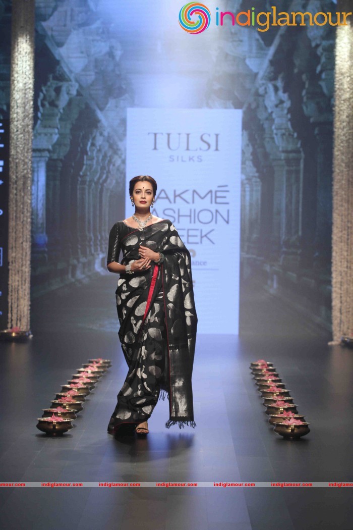 Lakme Fashion Week Winter Festive 2016 Santosh Parekh Event hd photo
