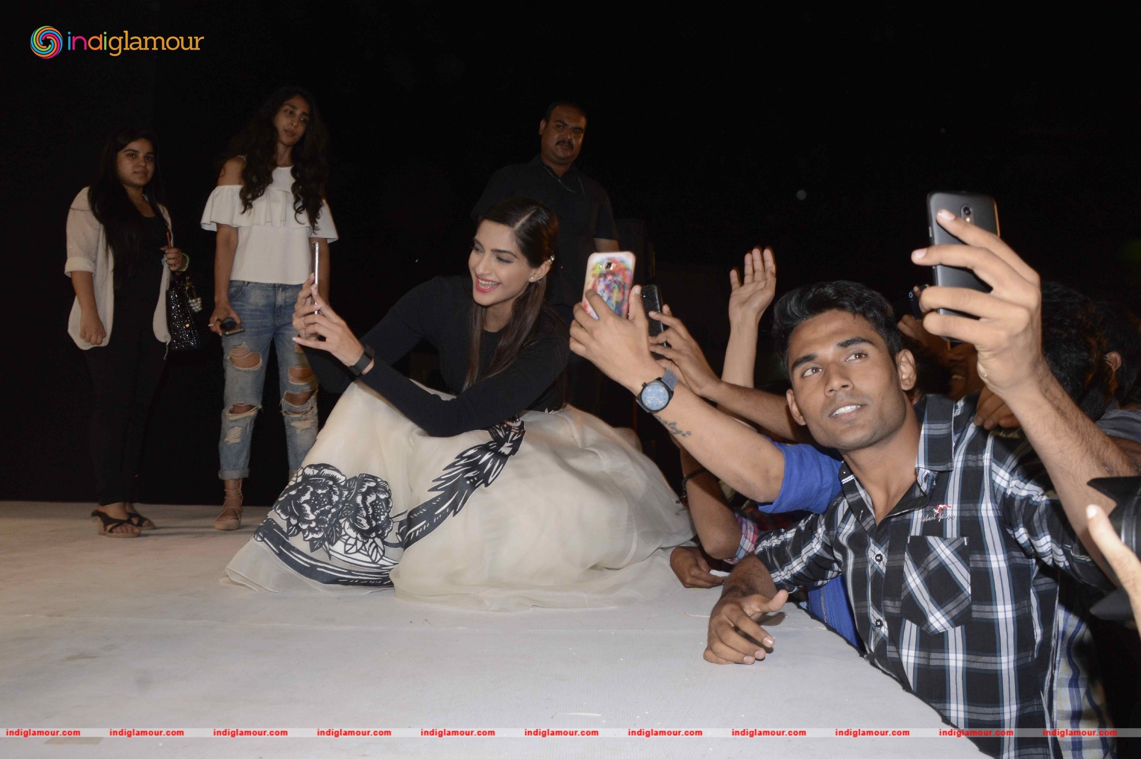 Sonam Kapoor Attends Kala Ghoda Arts Festival 2016 Event hd photo